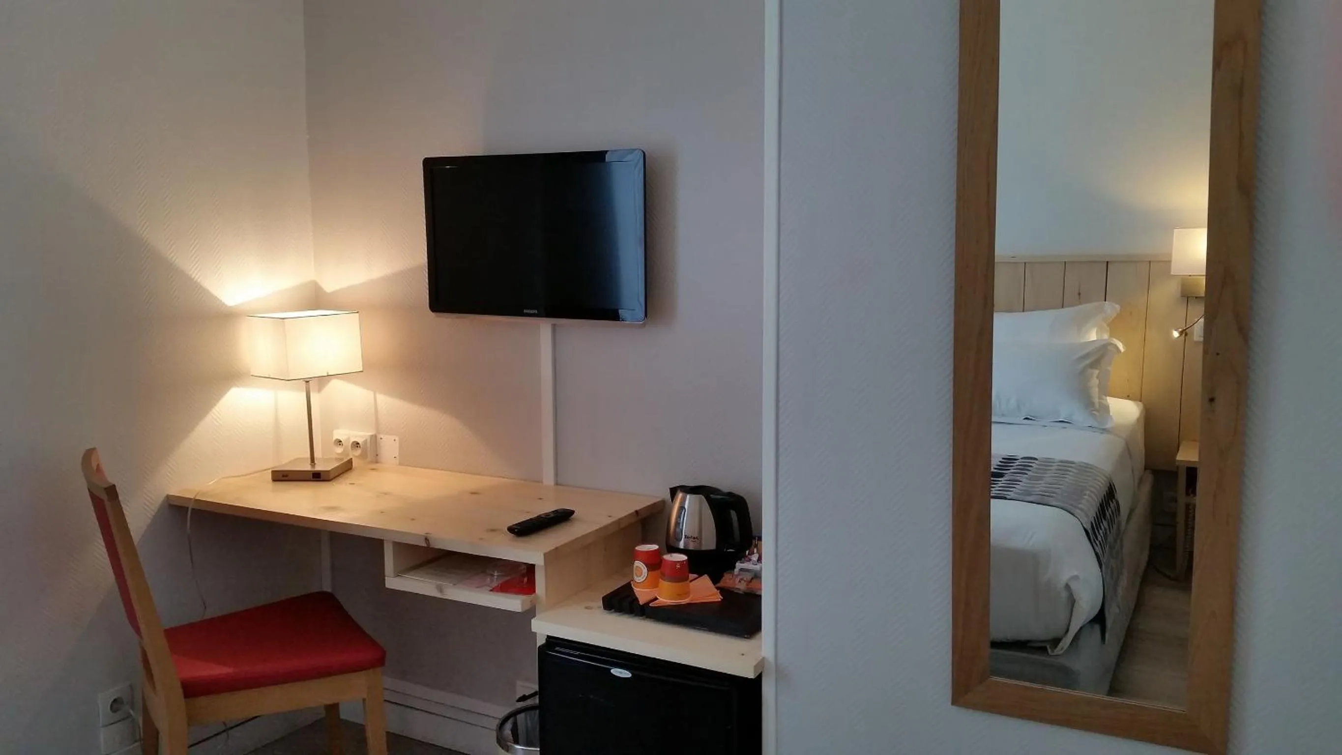 TV and multimedia in Hôtel Le Compostelle