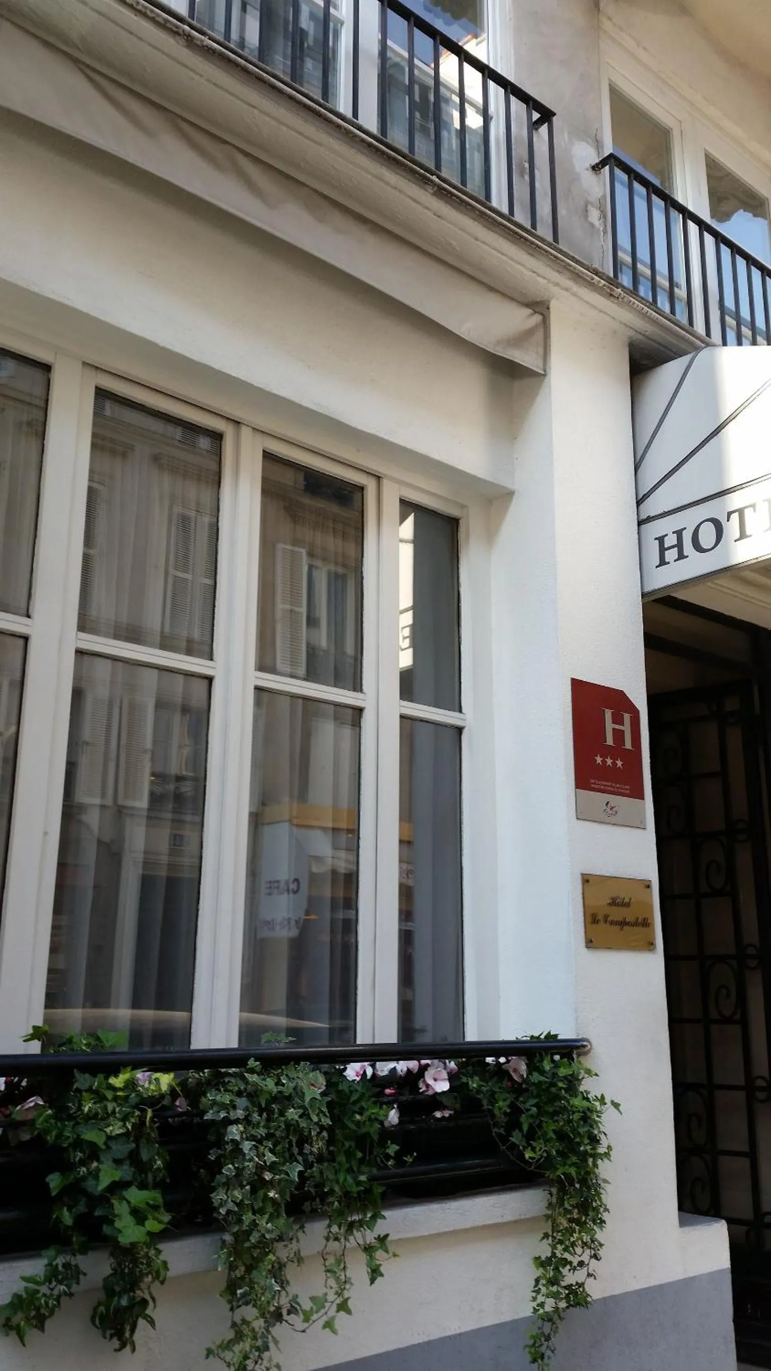 Facade/entrance in Hôtel Le Compostelle