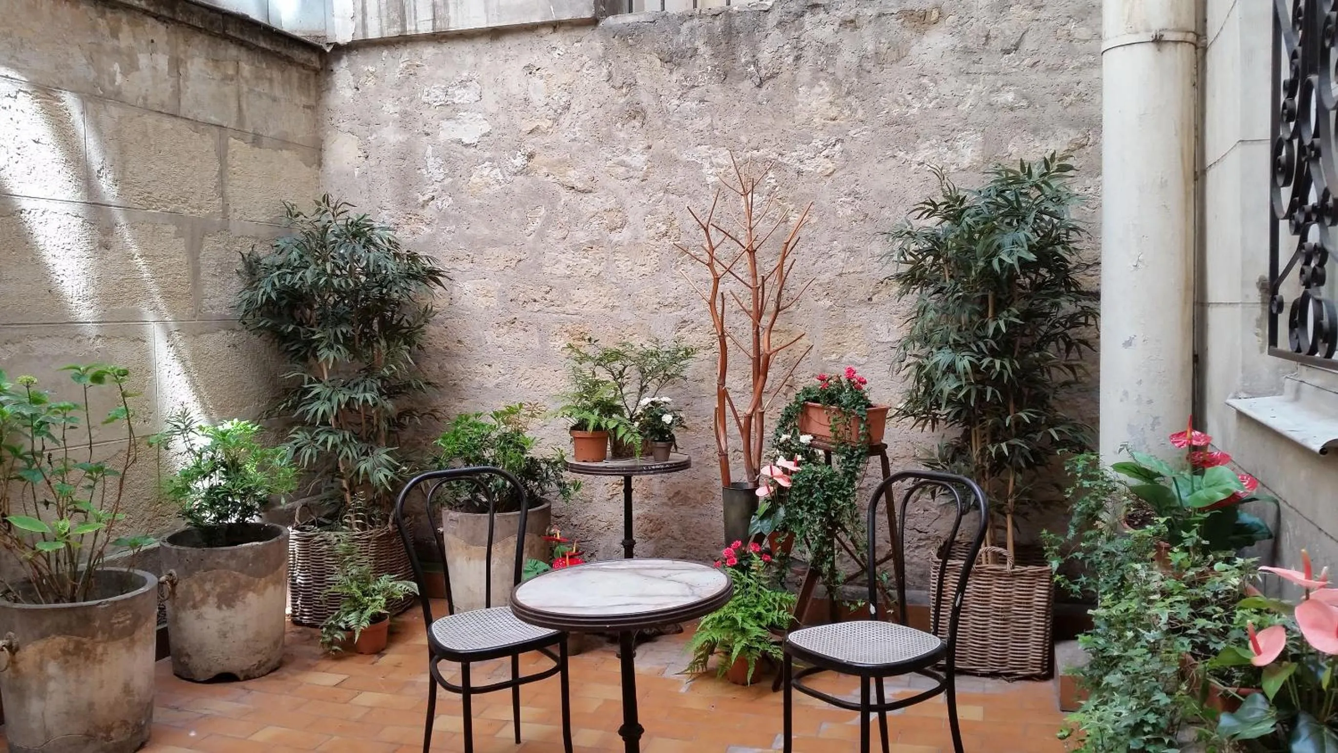 Patio in Hôtel Le Compostelle