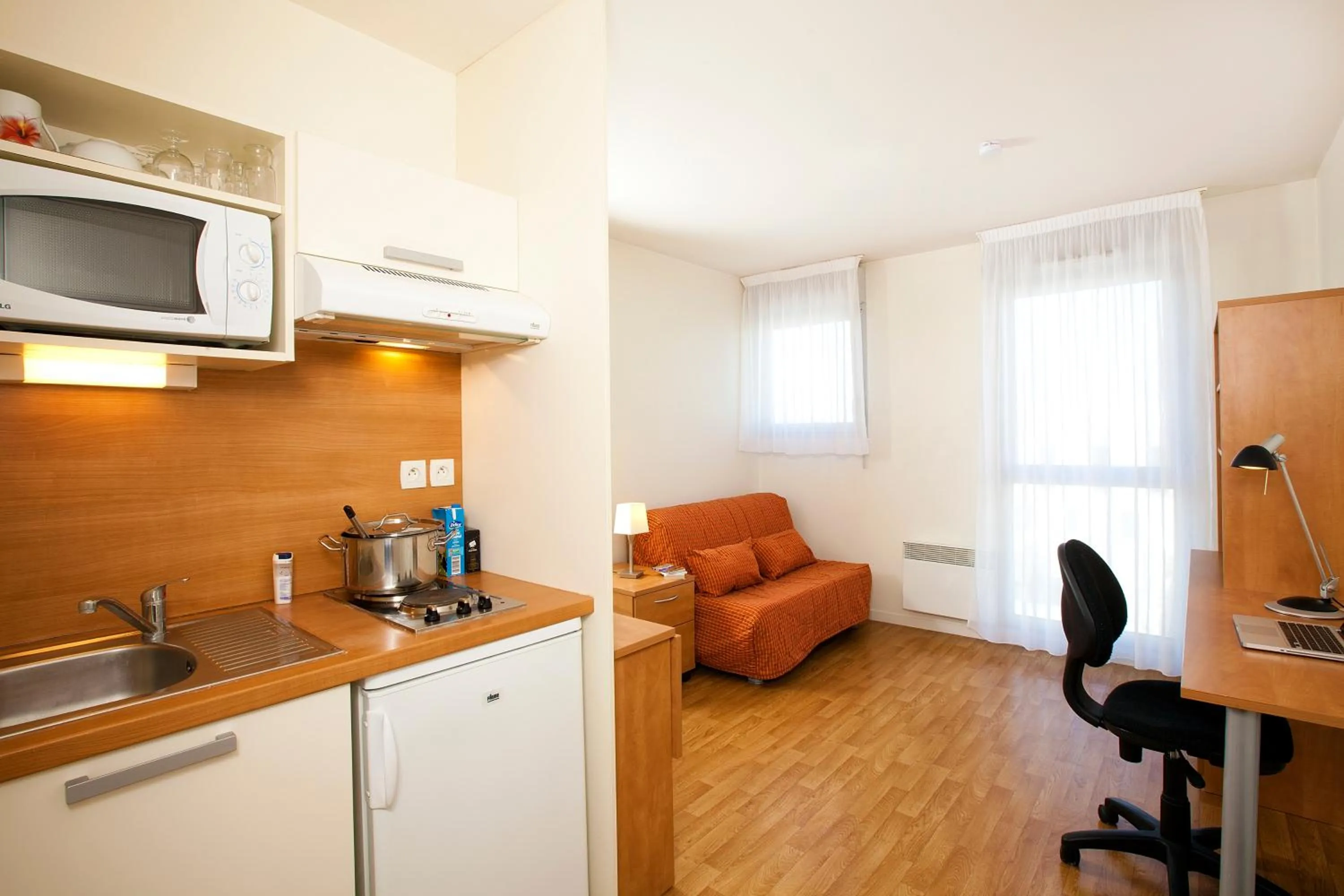 Kitchen or kitchenette in Séjours & Affaires Rennes Longs Champs