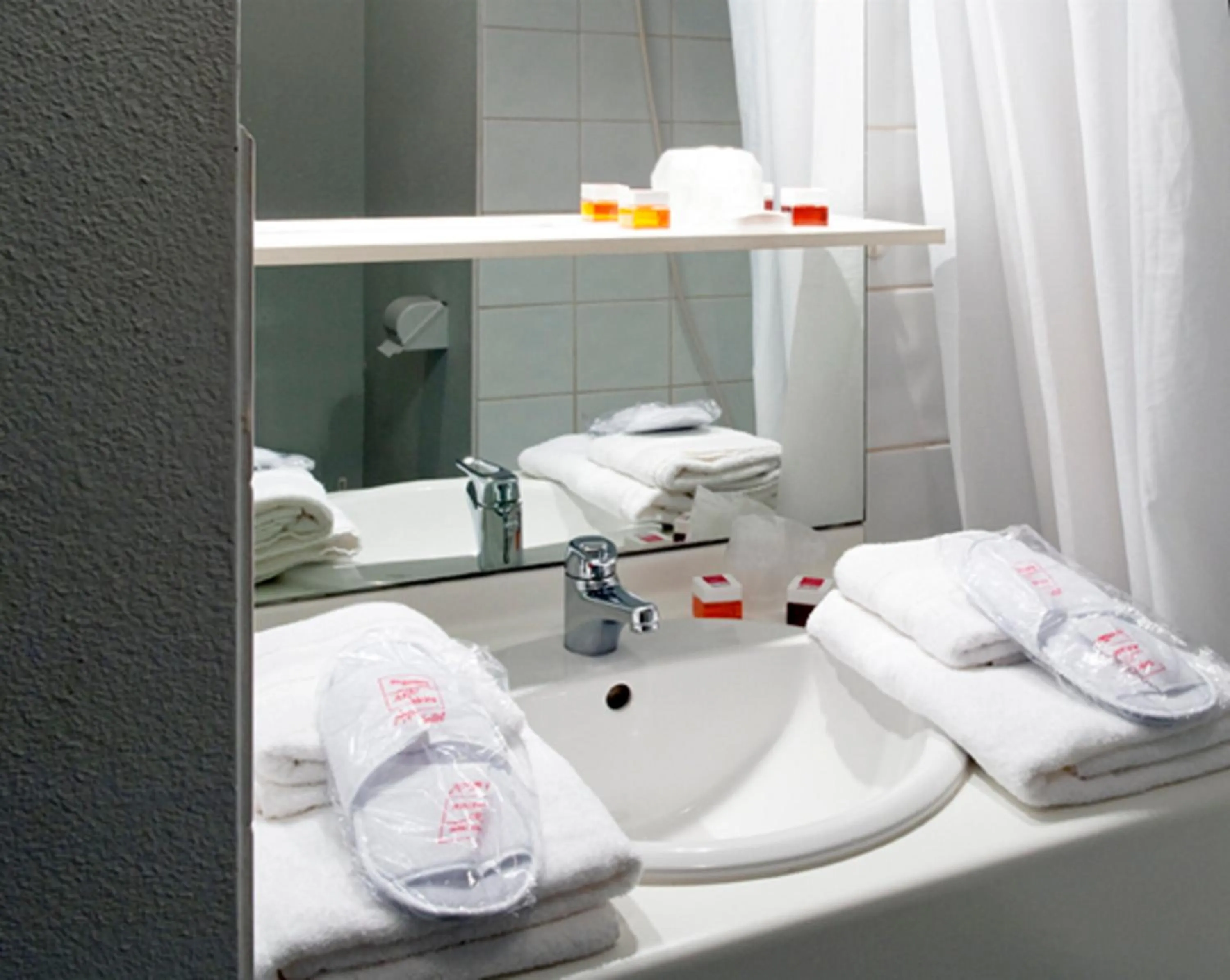 Bathroom in Séjours & Affaires Rennes Longs Champs