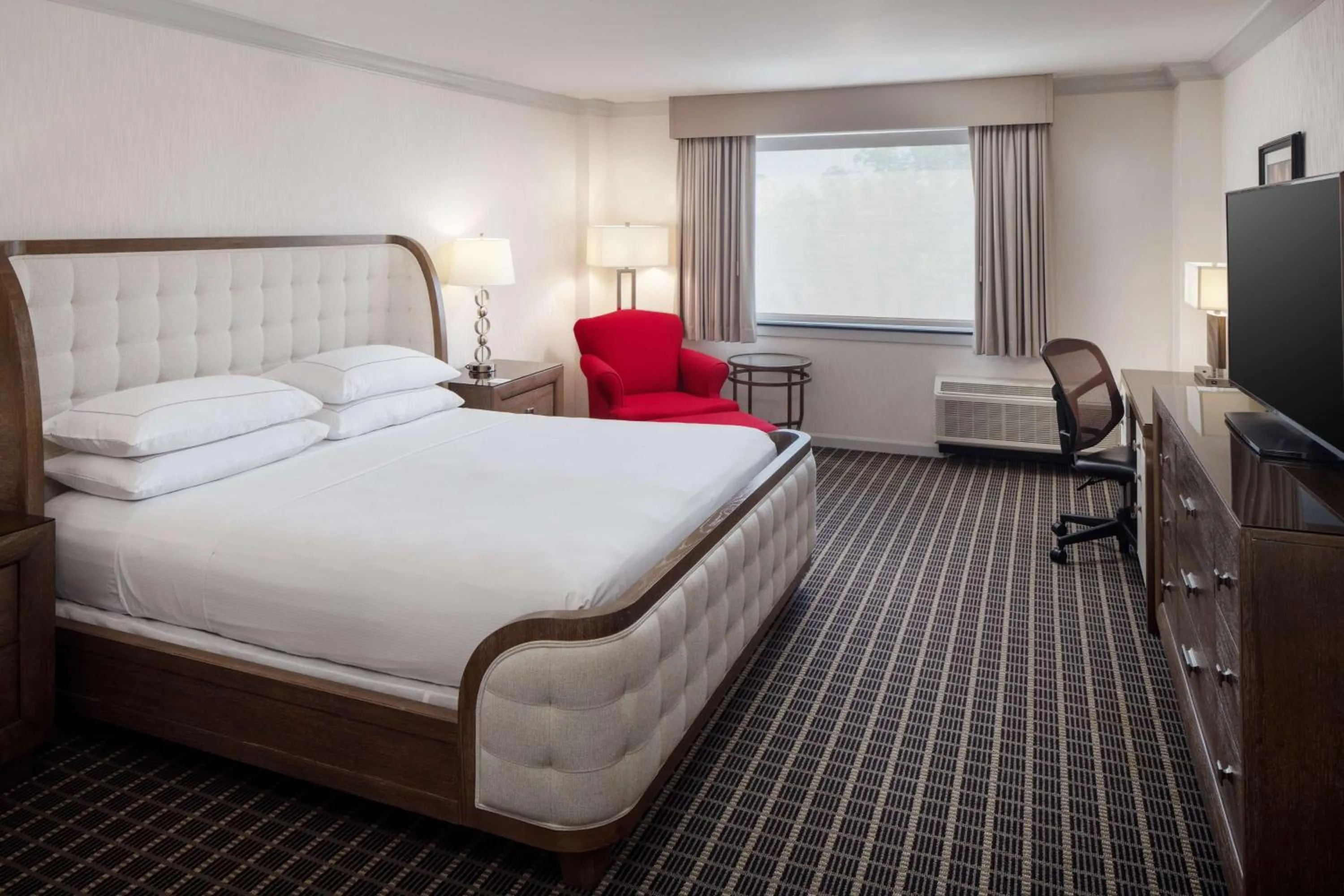 Photo of the whole room, Bed in Hilton Chicago/Northbrook