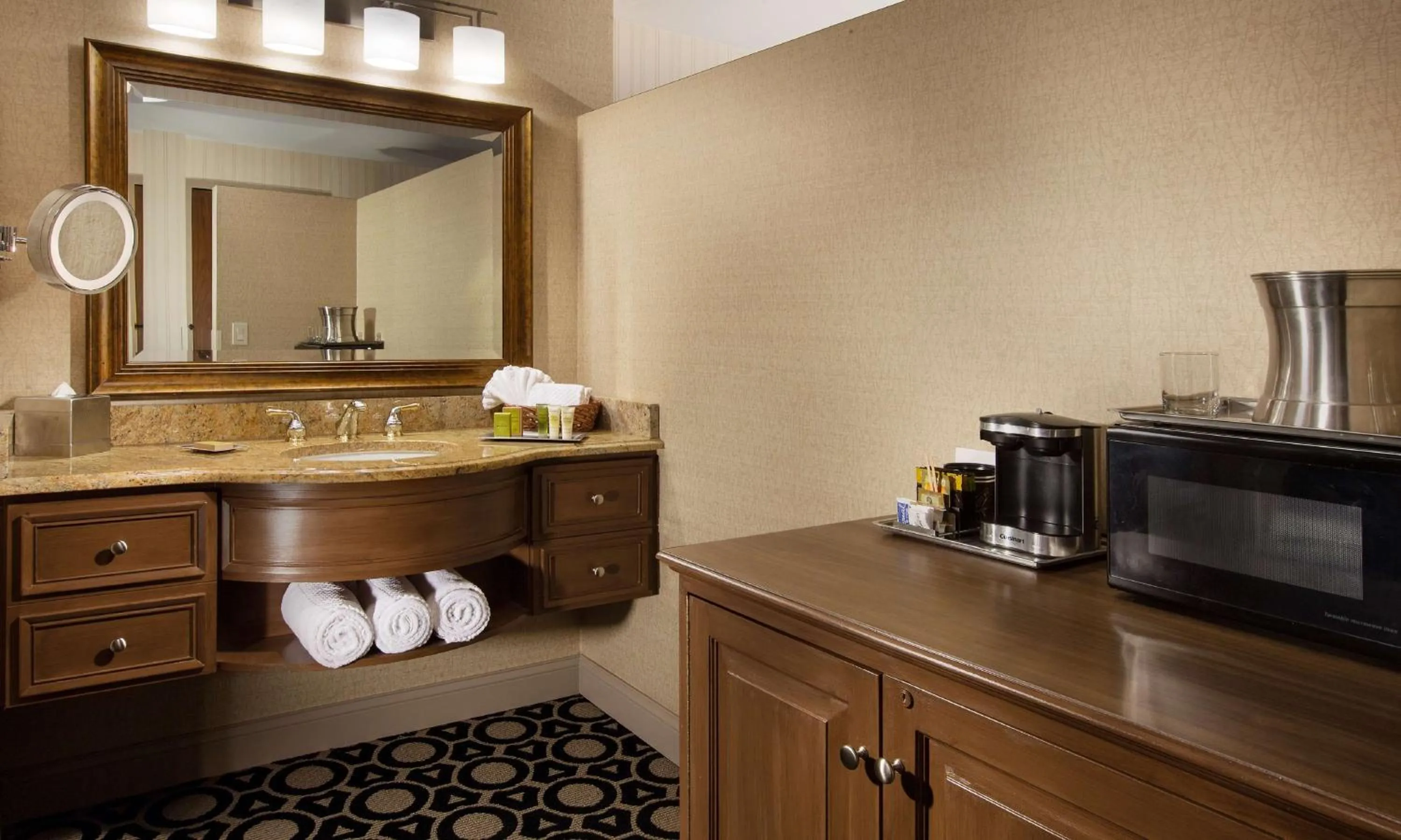 Bedroom in Hilton Chicago/Northbrook