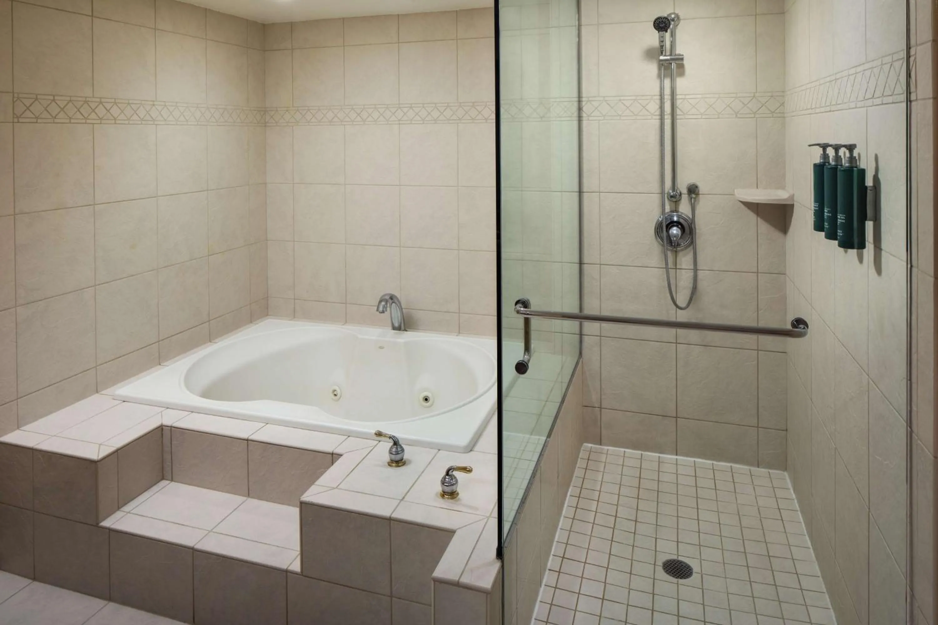 Photo of the whole room in Hilton Chicago/Northbrook