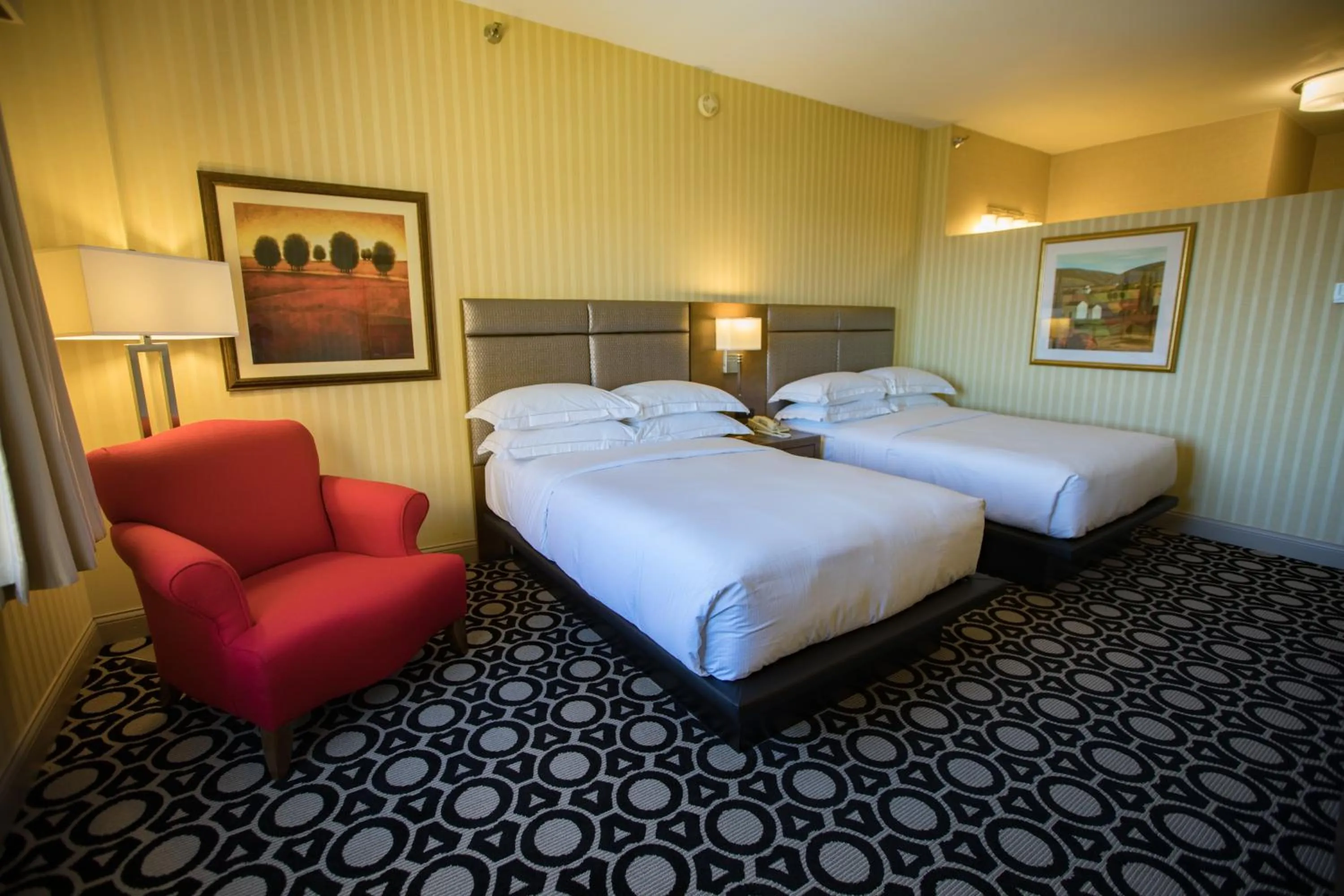 Bedroom, Bed in Hilton Chicago/Northbrook