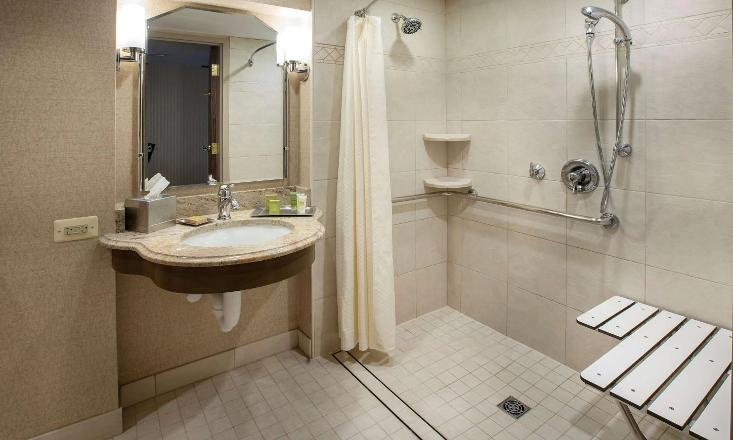 Shower in Hilton Chicago/Northbrook