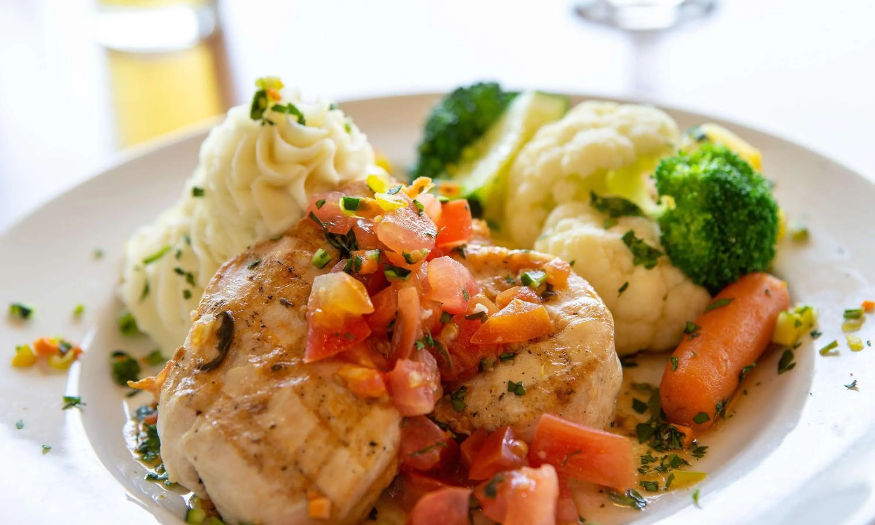 Restaurant/places to eat in Hilton Chicago/Northbrook