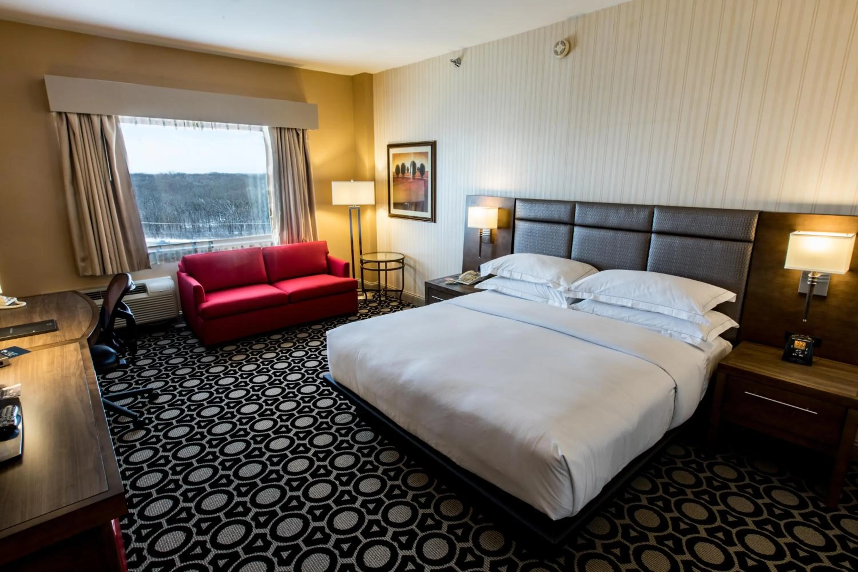 Bedroom, Bed in Hilton Chicago/Northbrook