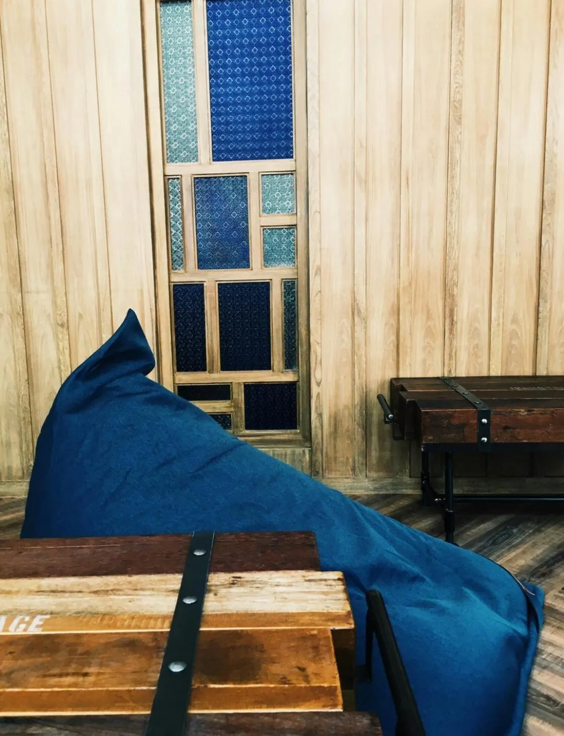 Communal lounge/ TV room in Natee Hostel