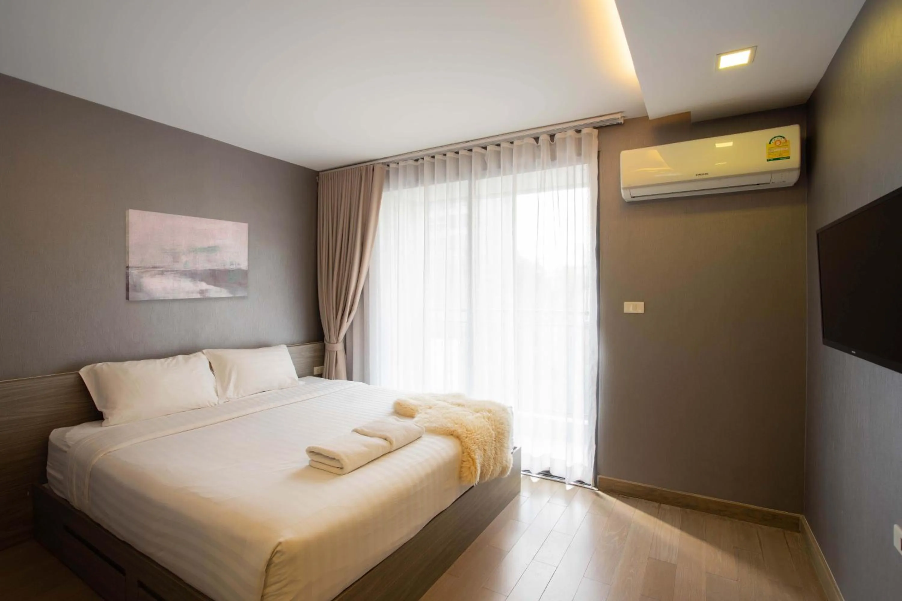 Bed in Dazzle Residence