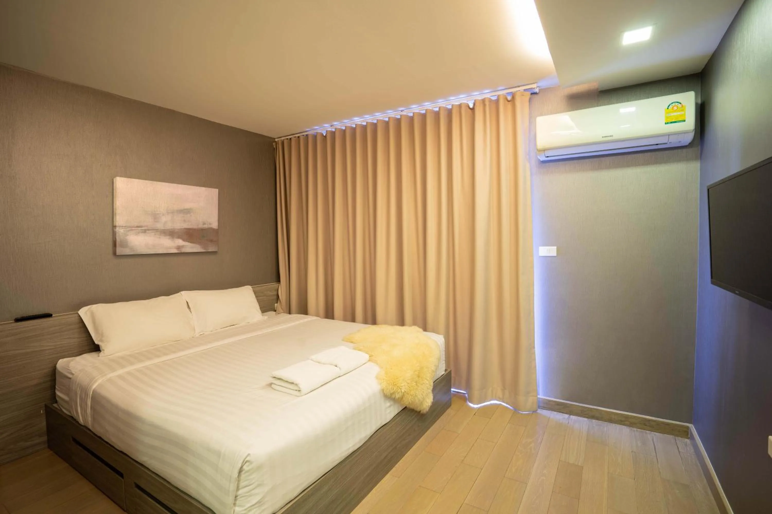 Bed in Dazzle Residence