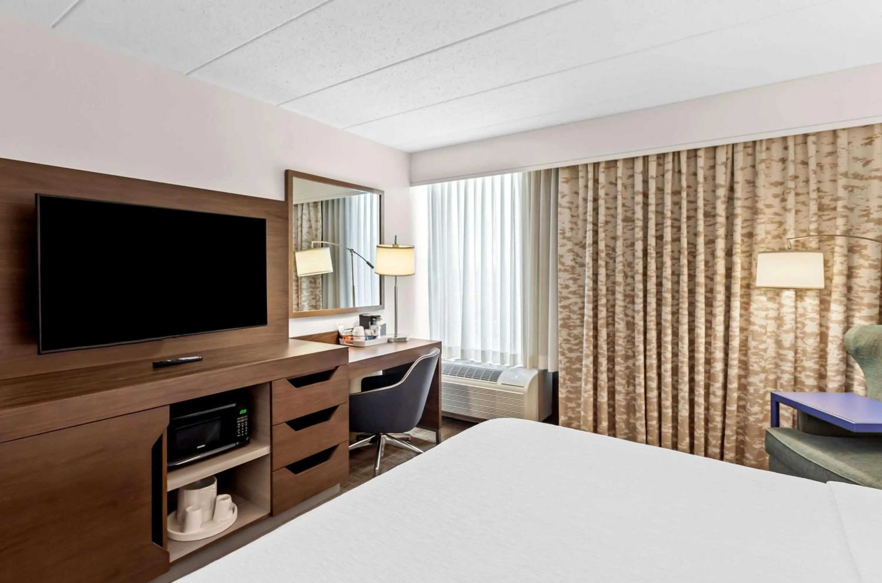 Bedroom, Bed in Hampton Inn Chicago-Naperville