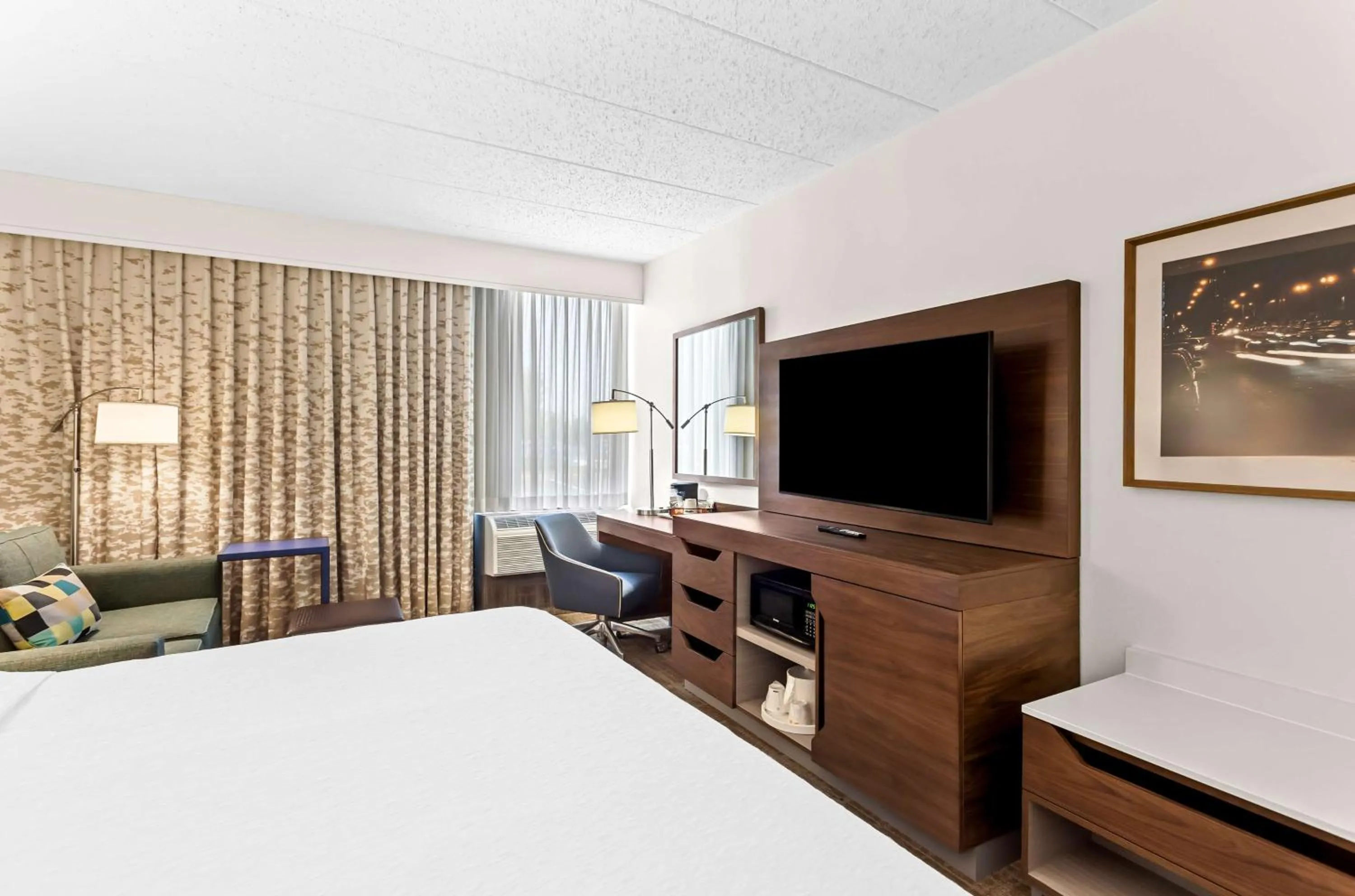 Bedroom, Bed in Hampton Inn Chicago-Naperville