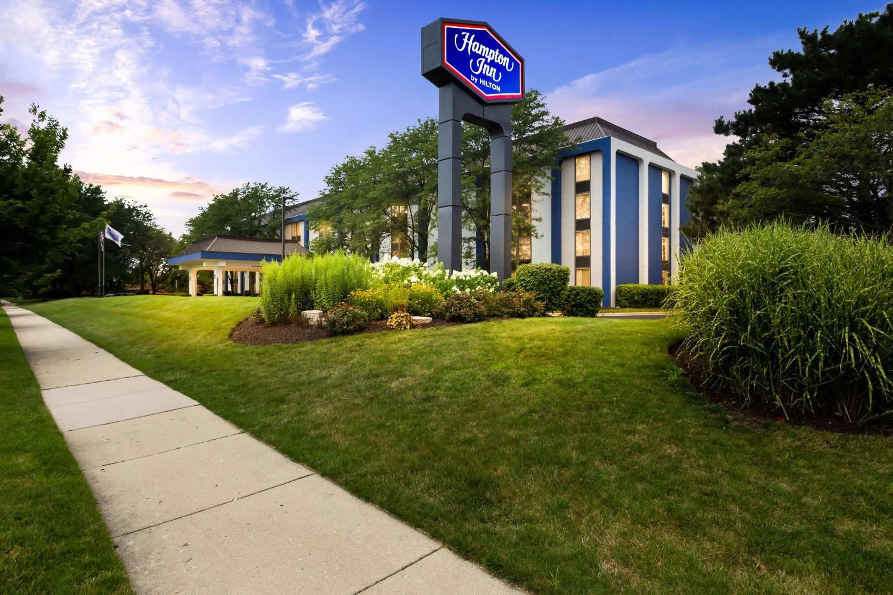 Property building in Hampton Inn Chicago-Naperville