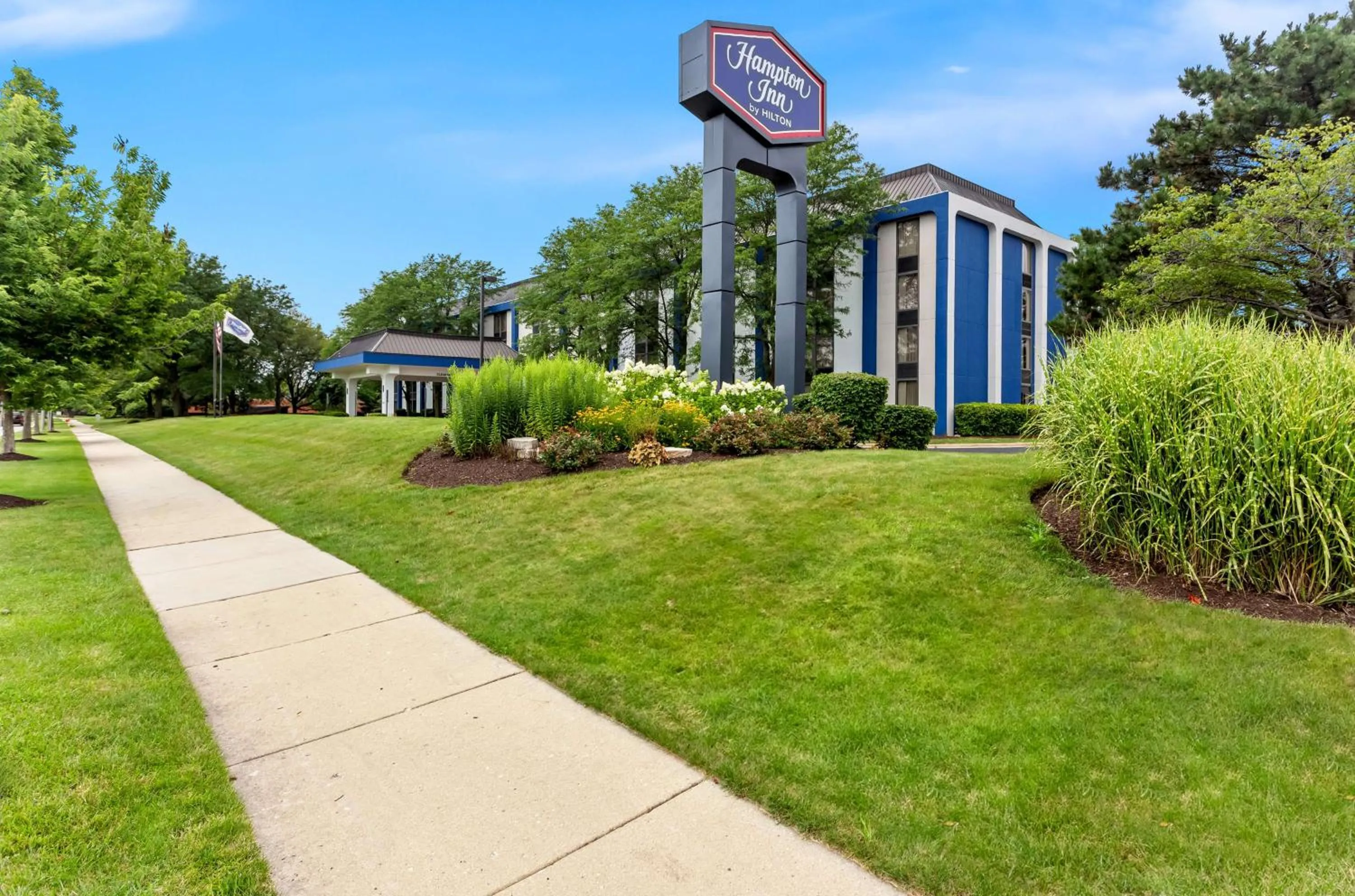 Property building in Hampton Inn Chicago-Naperville