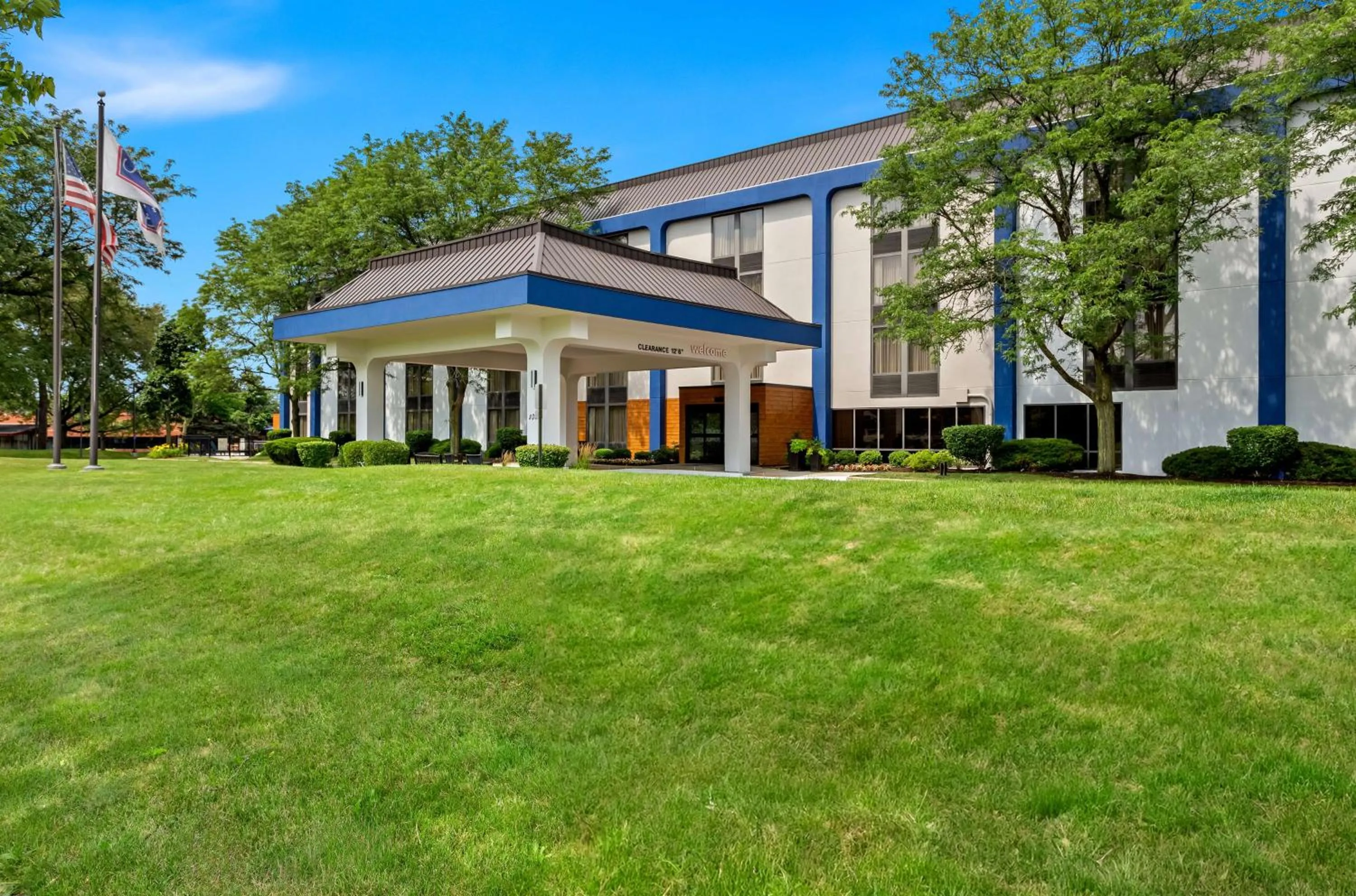 Property building in Hampton Inn Chicago-Naperville