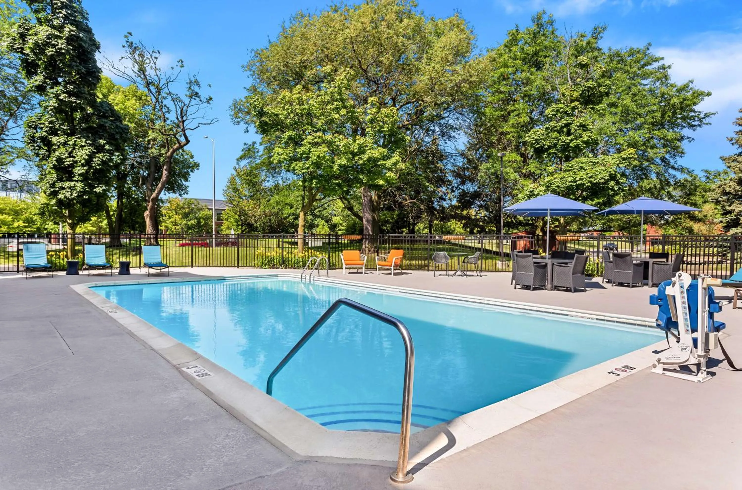 Photo of the whole room in Hampton Inn Chicago-Naperville