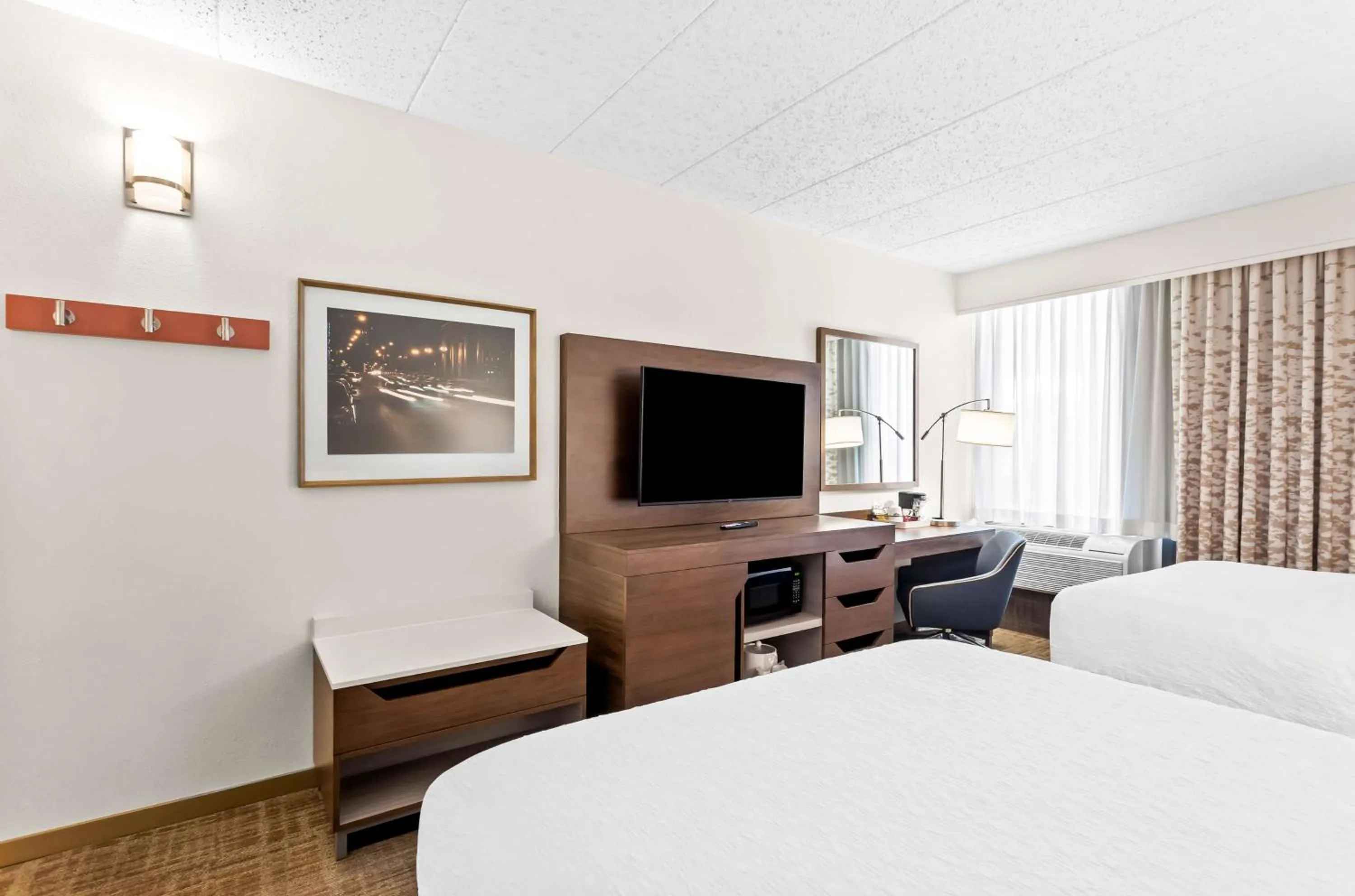 Bed in Hampton Inn Chicago-Naperville