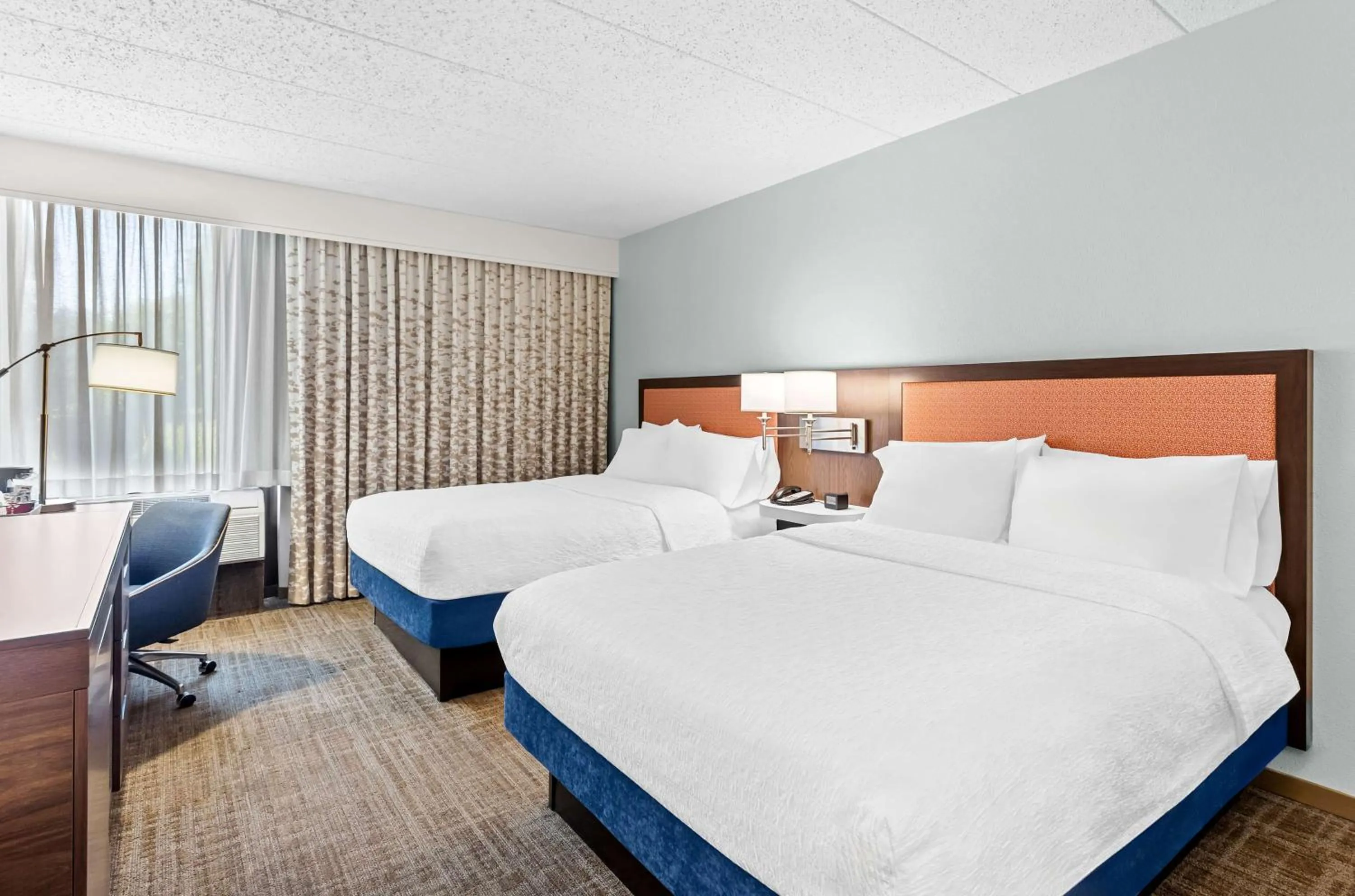 Bed in Hampton Inn Chicago-Naperville