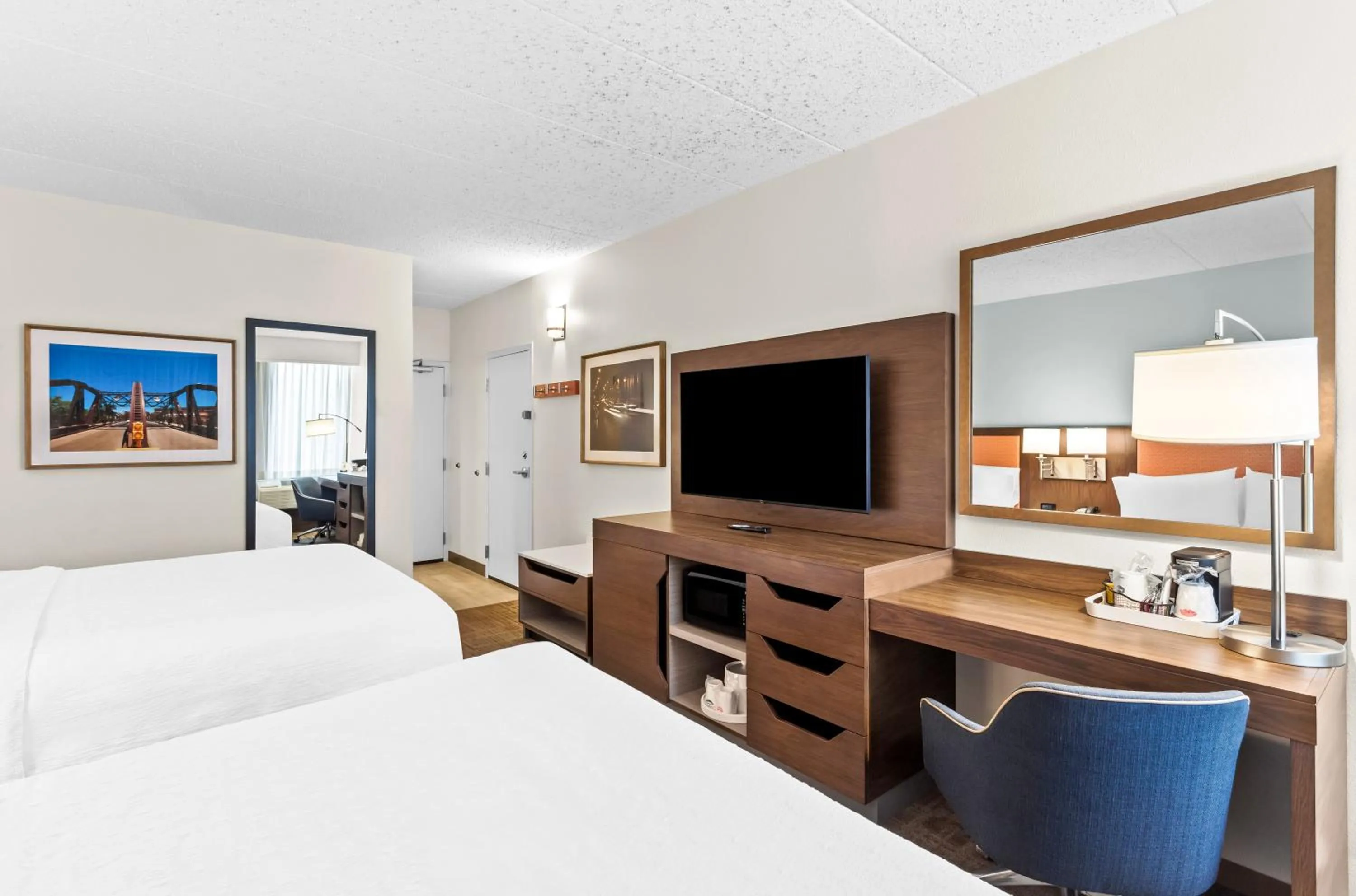 Bedroom, Bed in Hampton Inn Chicago-Naperville