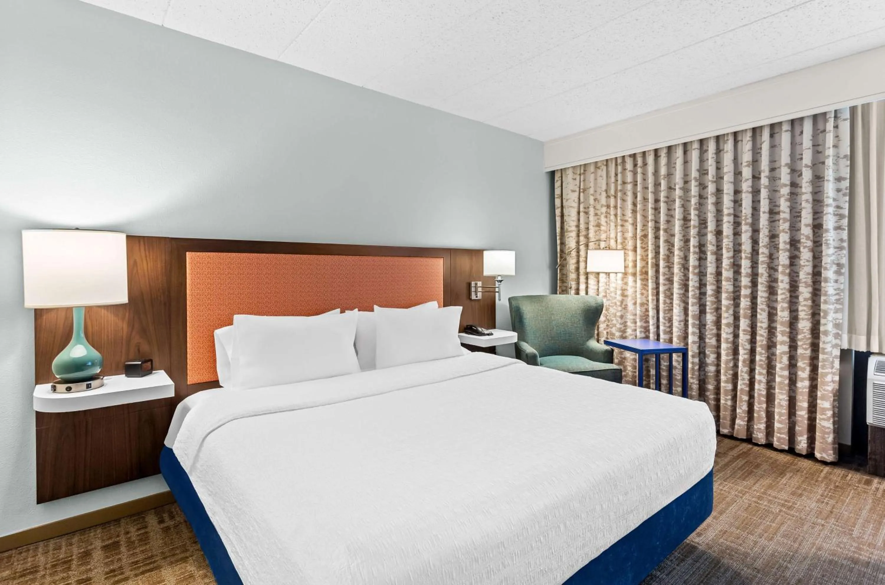 Bed in Hampton Inn Chicago-Naperville