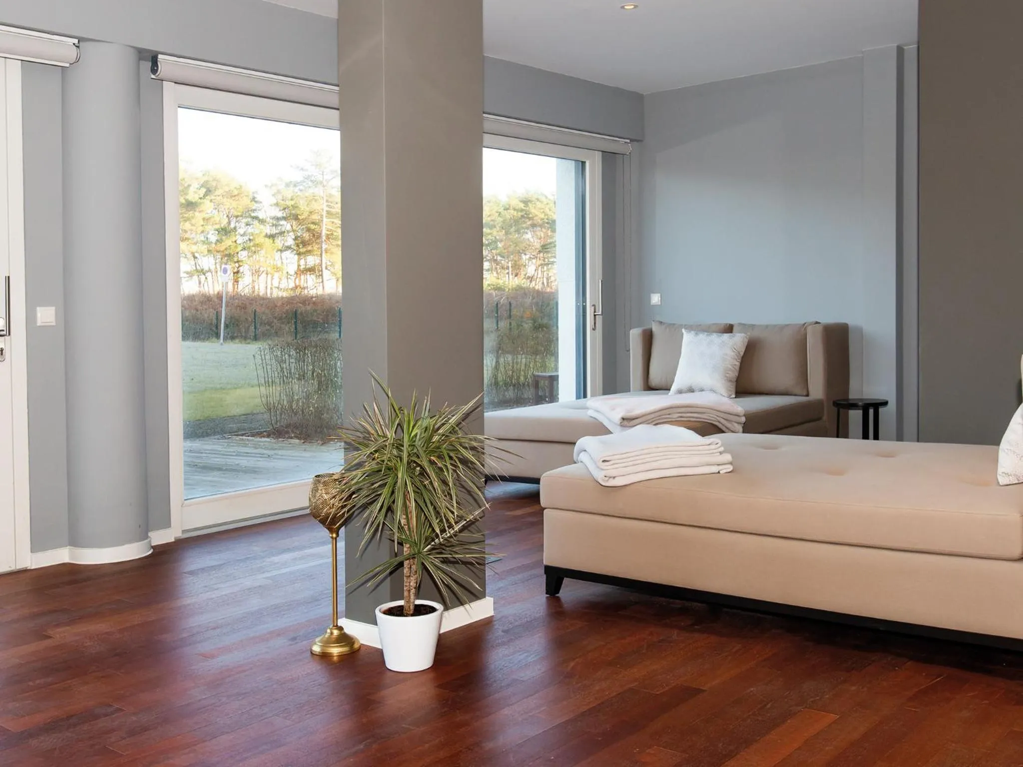 Seating area, Bed in DORMERO Strandhotel Rügen