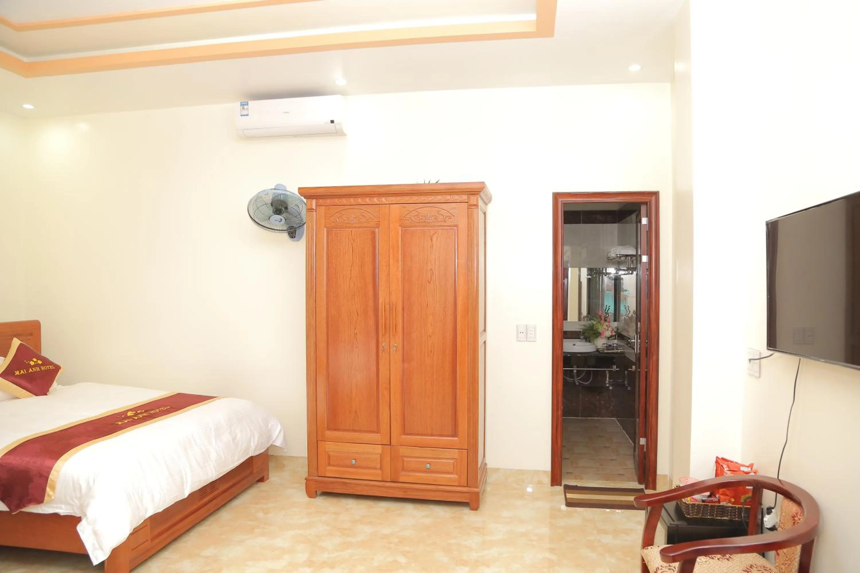 Photo of the whole room, Bed in Mai Anh Hotel