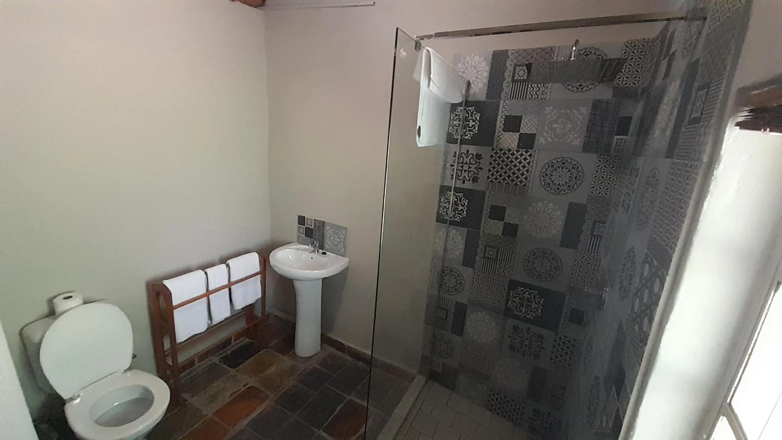 Shower in Shangri-La Country Hotel & Spa