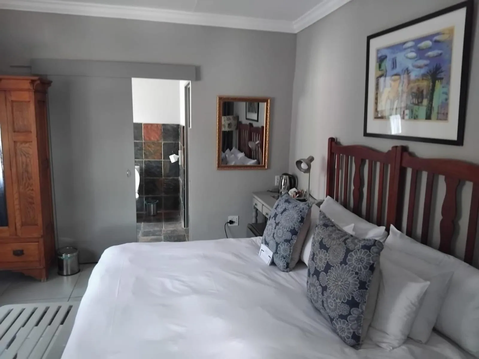 Bathroom, Bed in Shangri-La Country Hotel & Spa