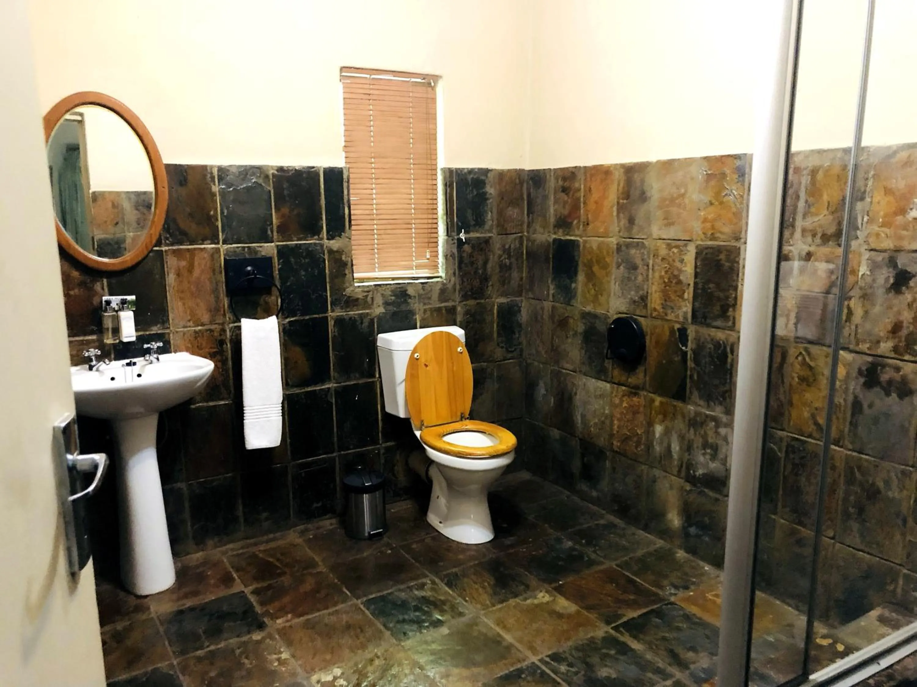 Bathroom in Shangri-La Country Hotel & Spa