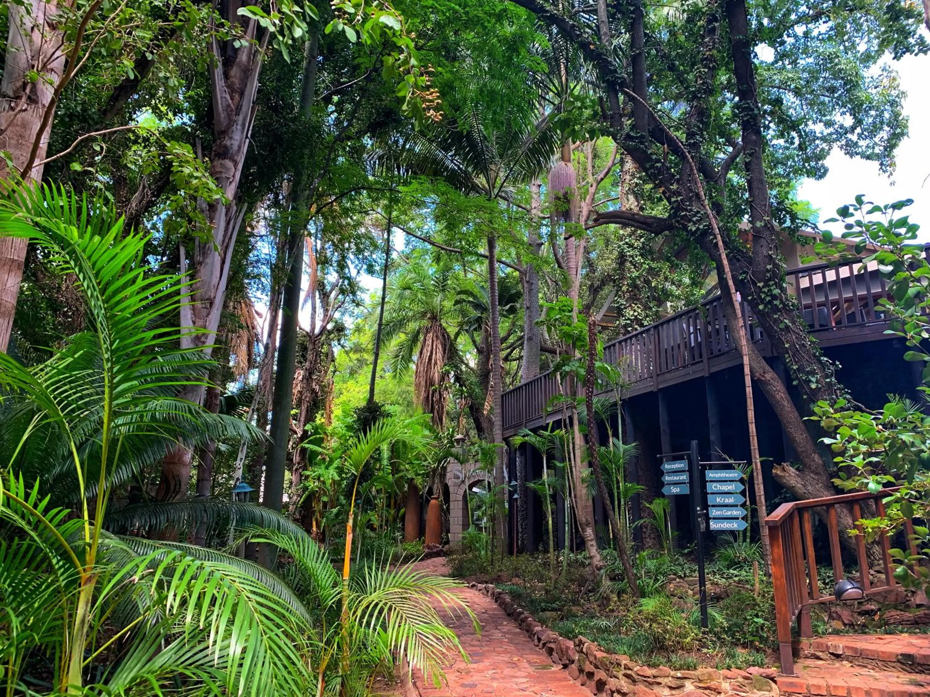 Facade/entrance in Shangri-La Country Hotel & Spa