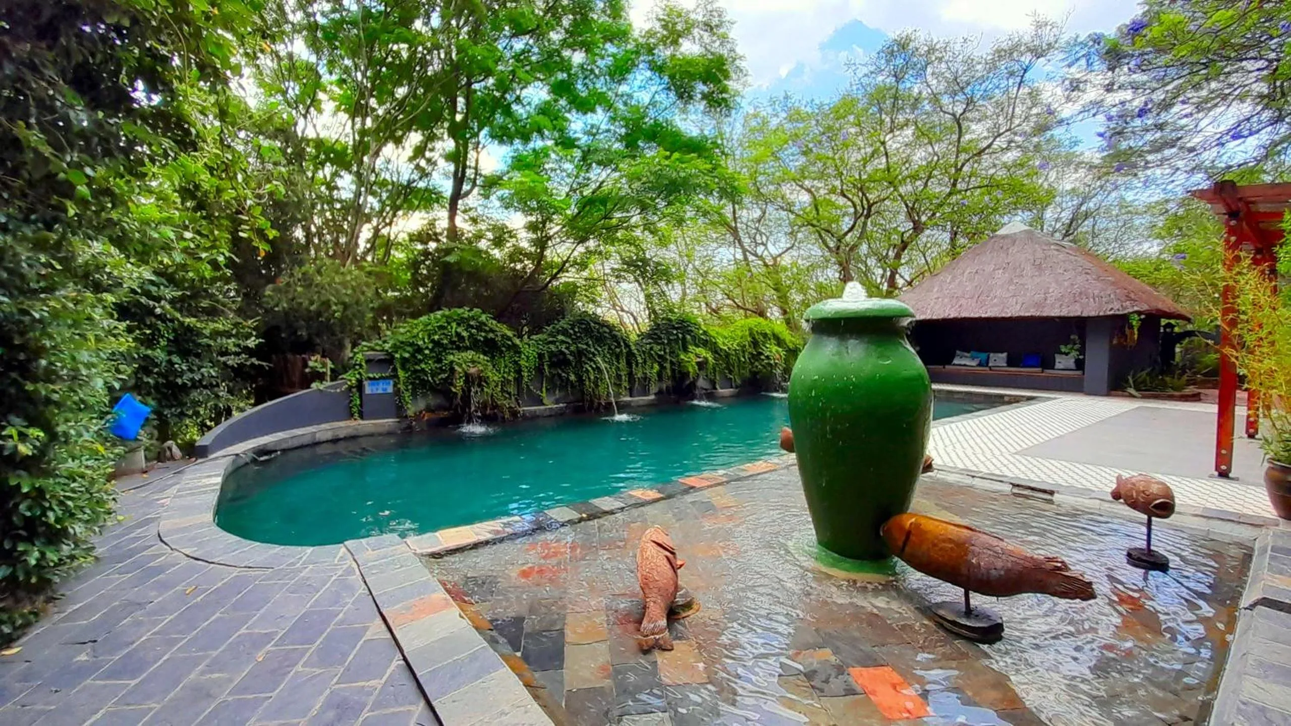 Swimming pool in Shangri-La Country Hotel & Spa