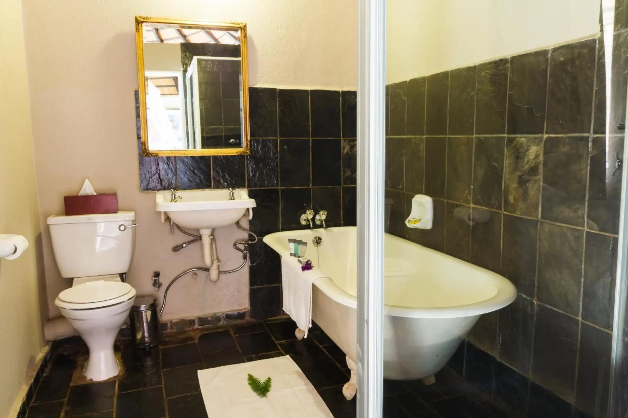 Deluxe Double Room Rondavel in Shangri-La Country Hotel & Spa Deluxe Double Room Rondavel in Shangri-La Country Hotel & Spa