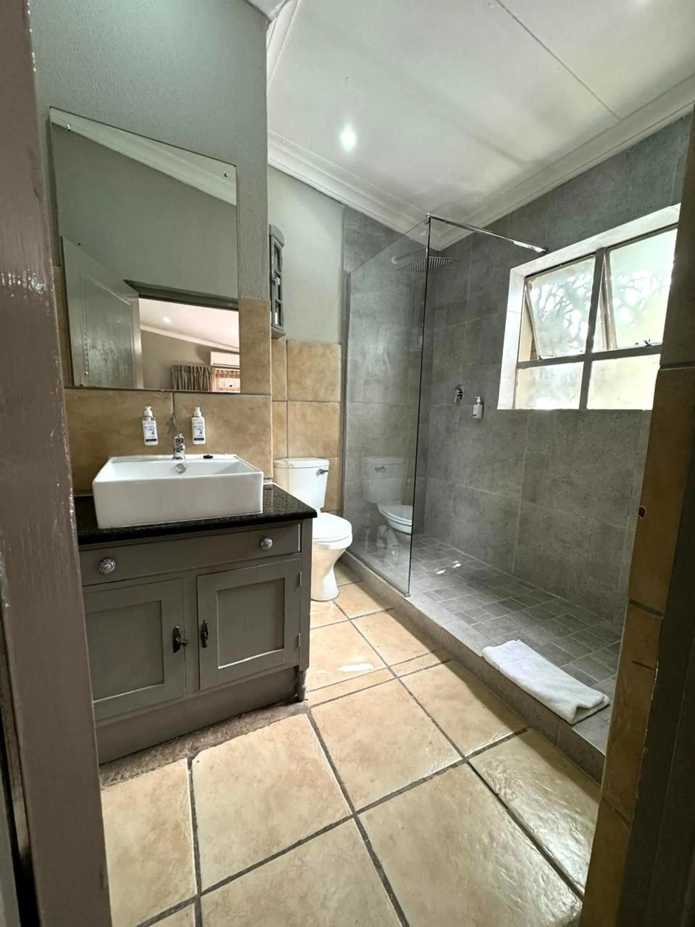 Deluxe Twin Room in Shangri-La Country Hotel & Spa Deluxe Twin Room in Shangri-La Country Hotel & Spa