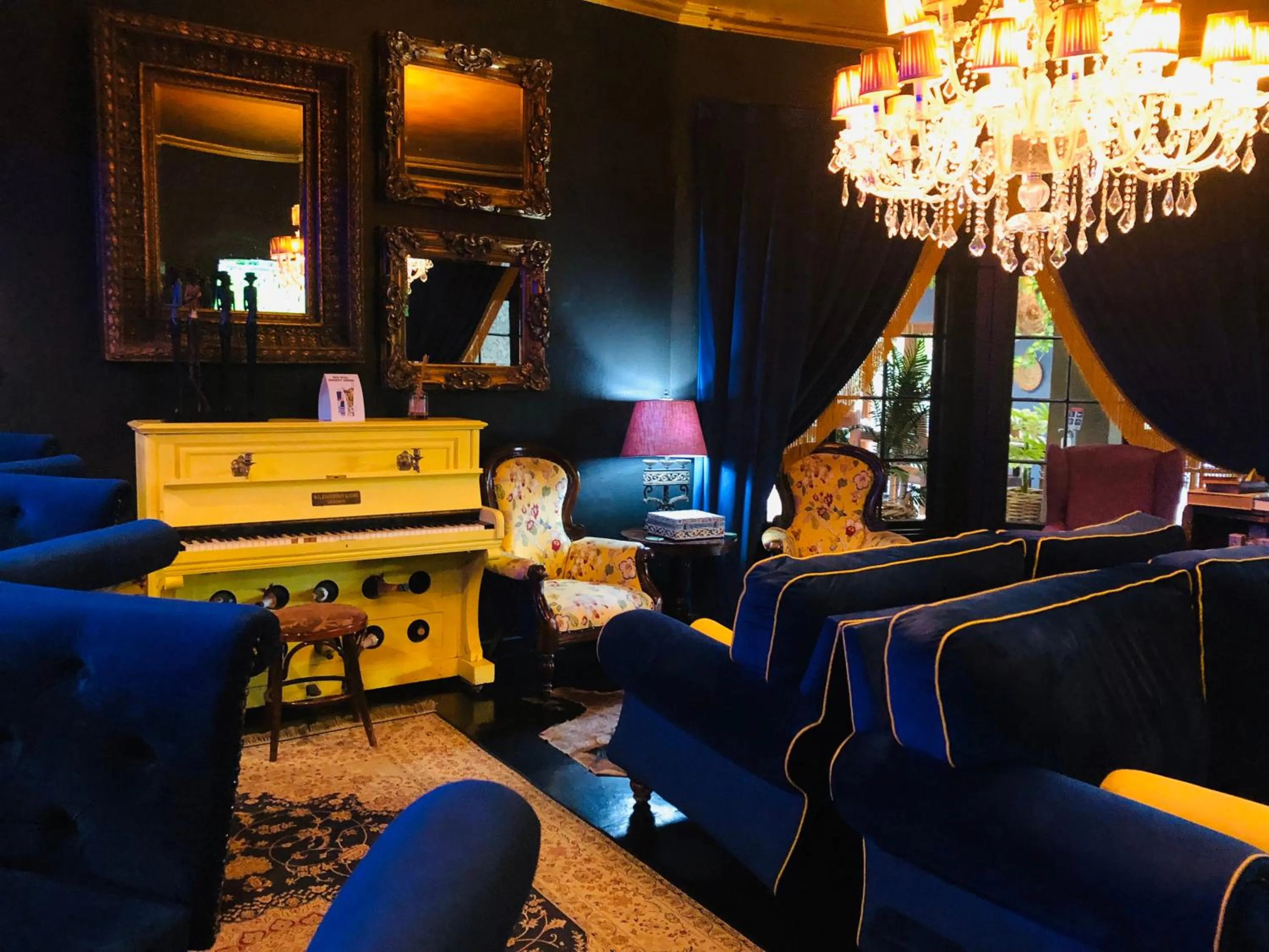 Lounge or bar in Shangri-La Country Hotel & Spa