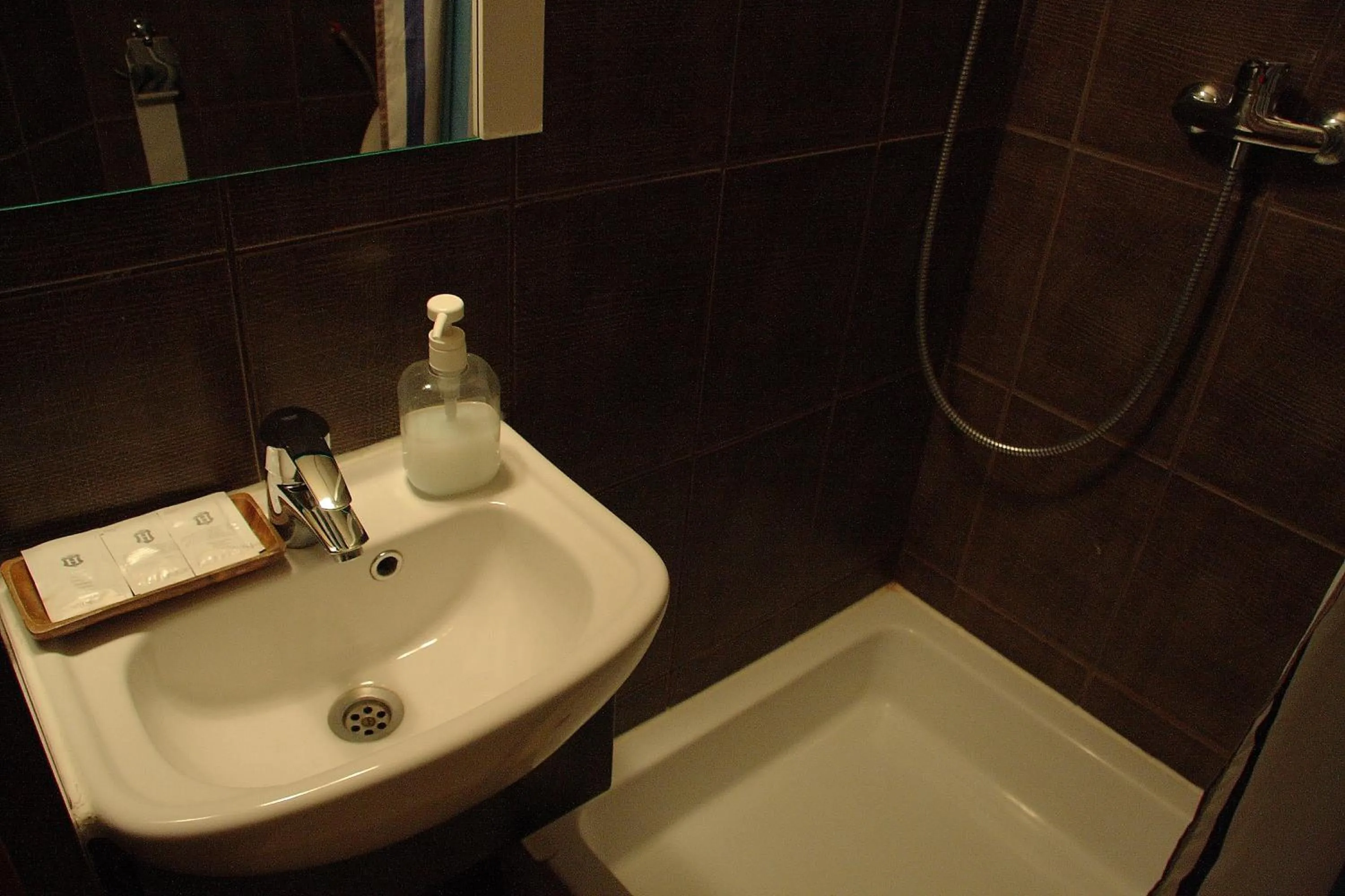 Bathroom in Avalon Rooms