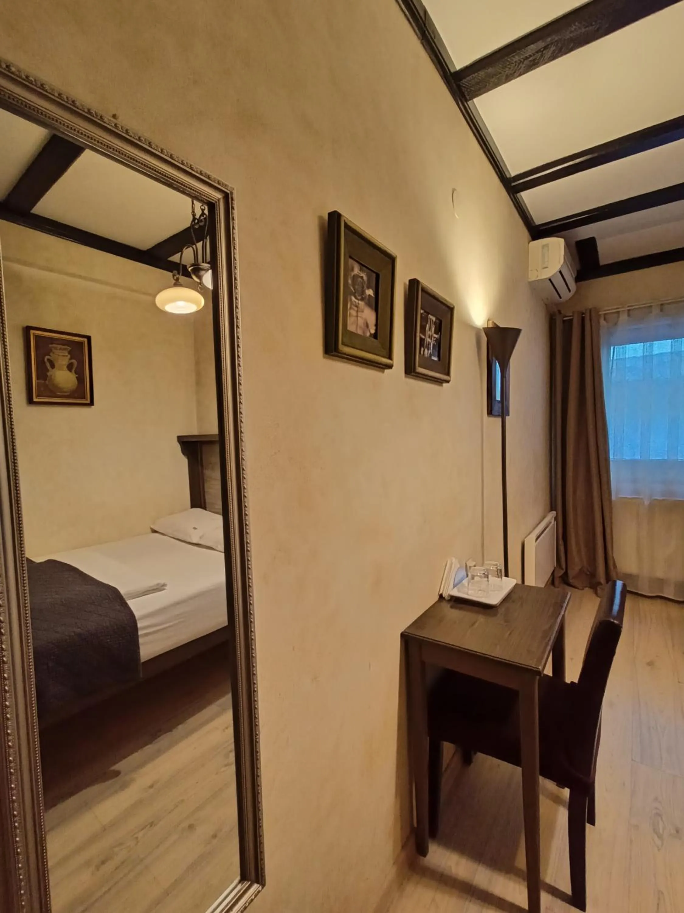 Photo of the whole room, Bed in Avalon Rooms