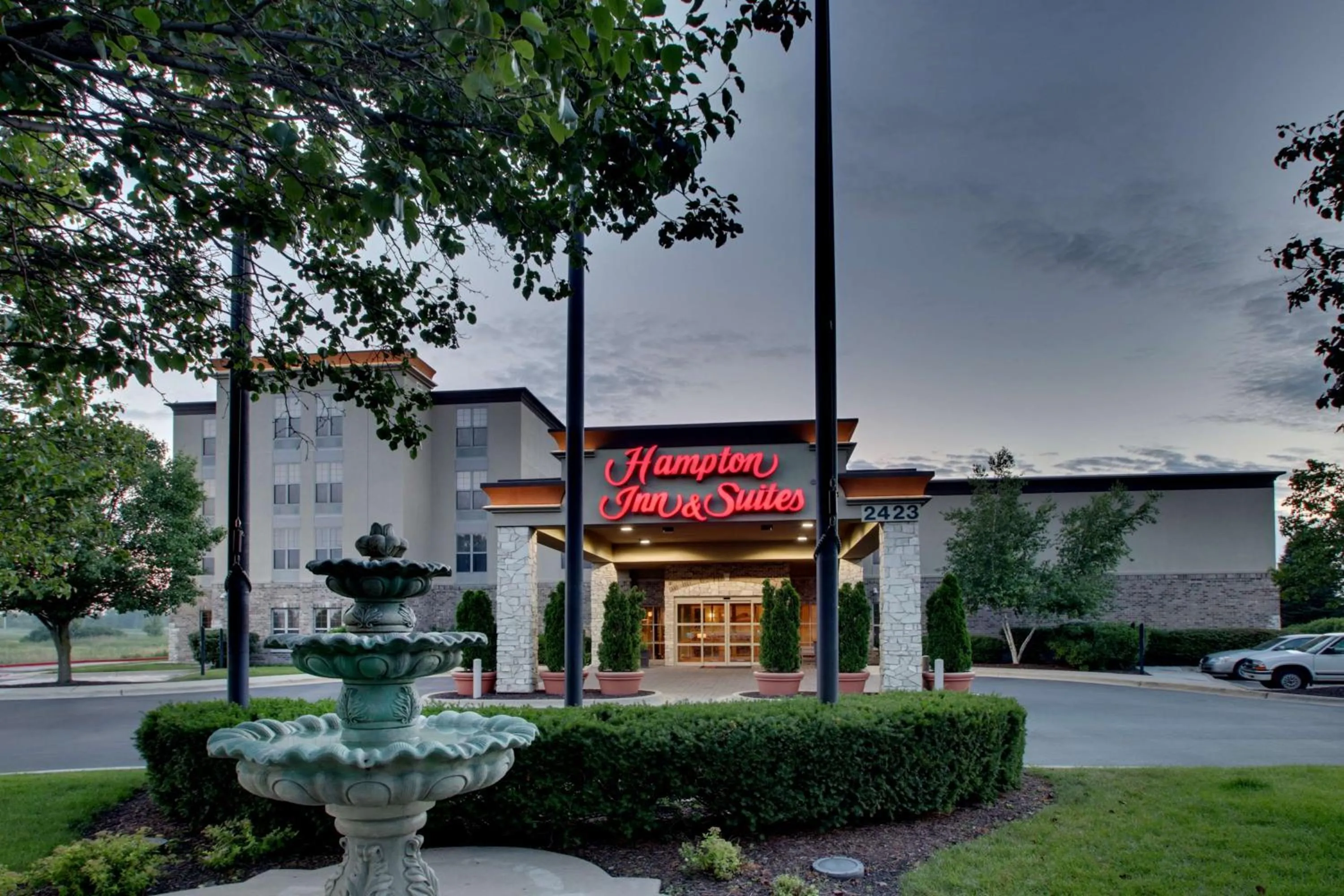 Property building in Hampton Inn & Suites Chicago/Aurora