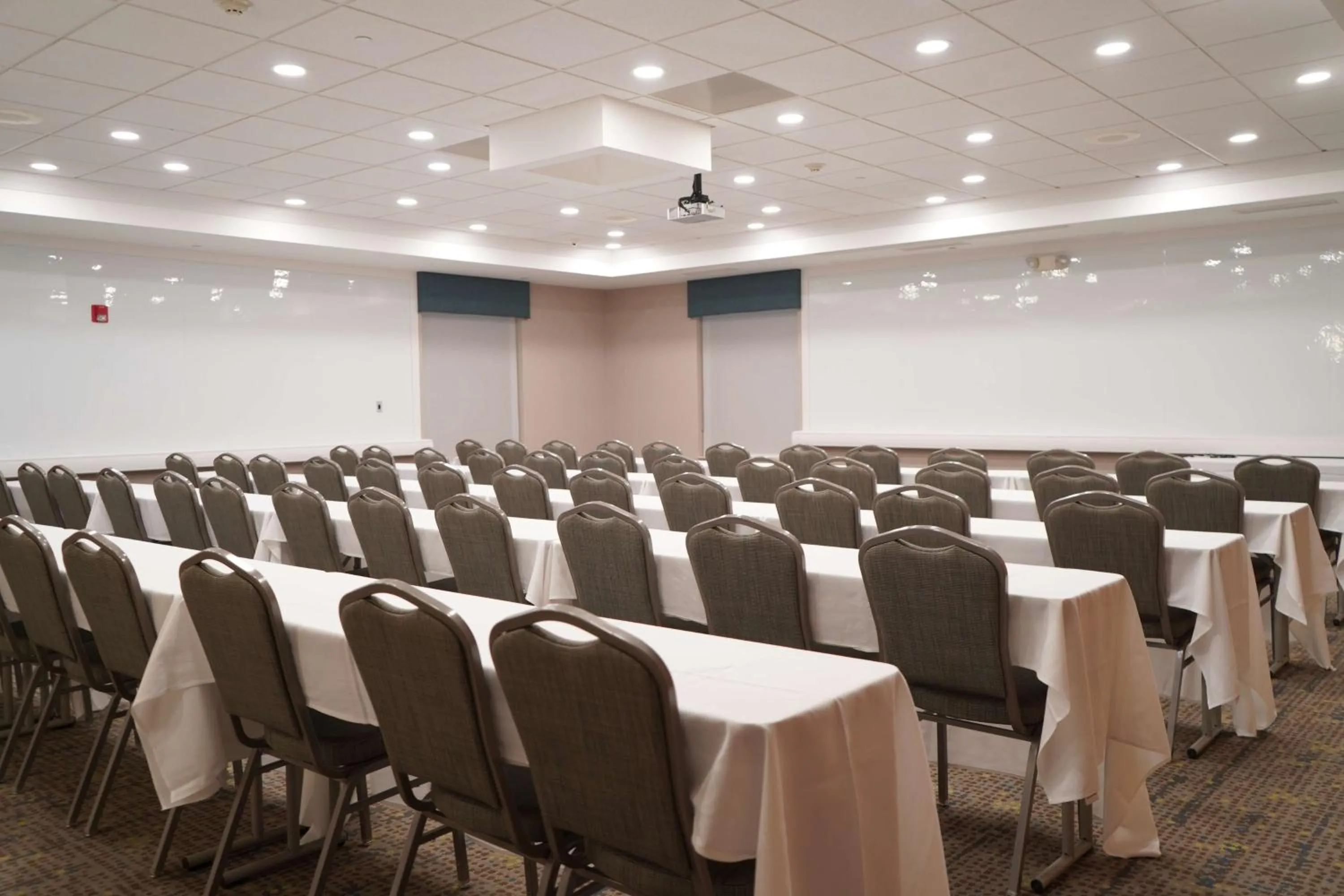 Meeting/conference room in Hampton Inn & Suites Chicago/Aurora