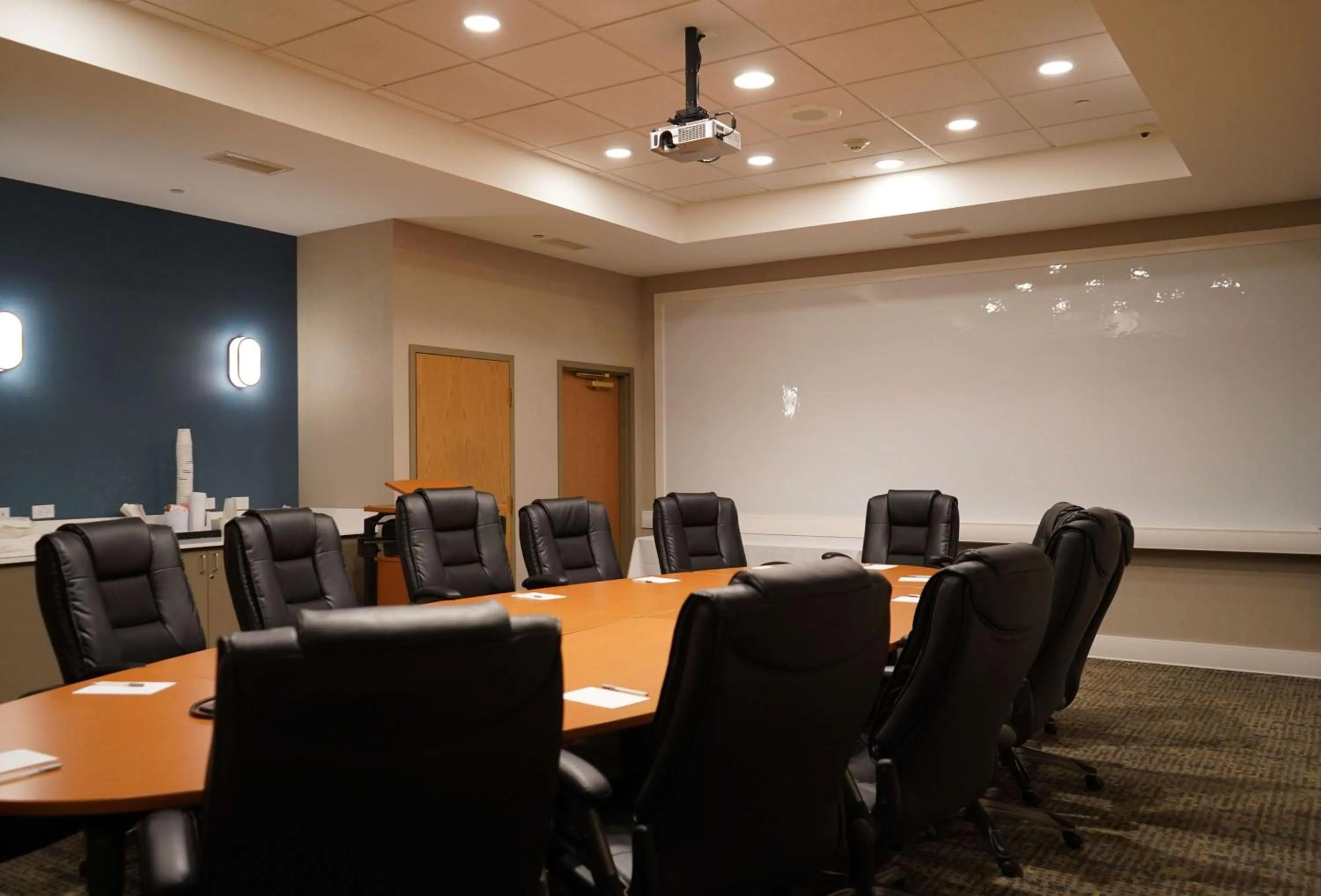 Meeting/conference room in Hampton Inn & Suites Chicago/Aurora