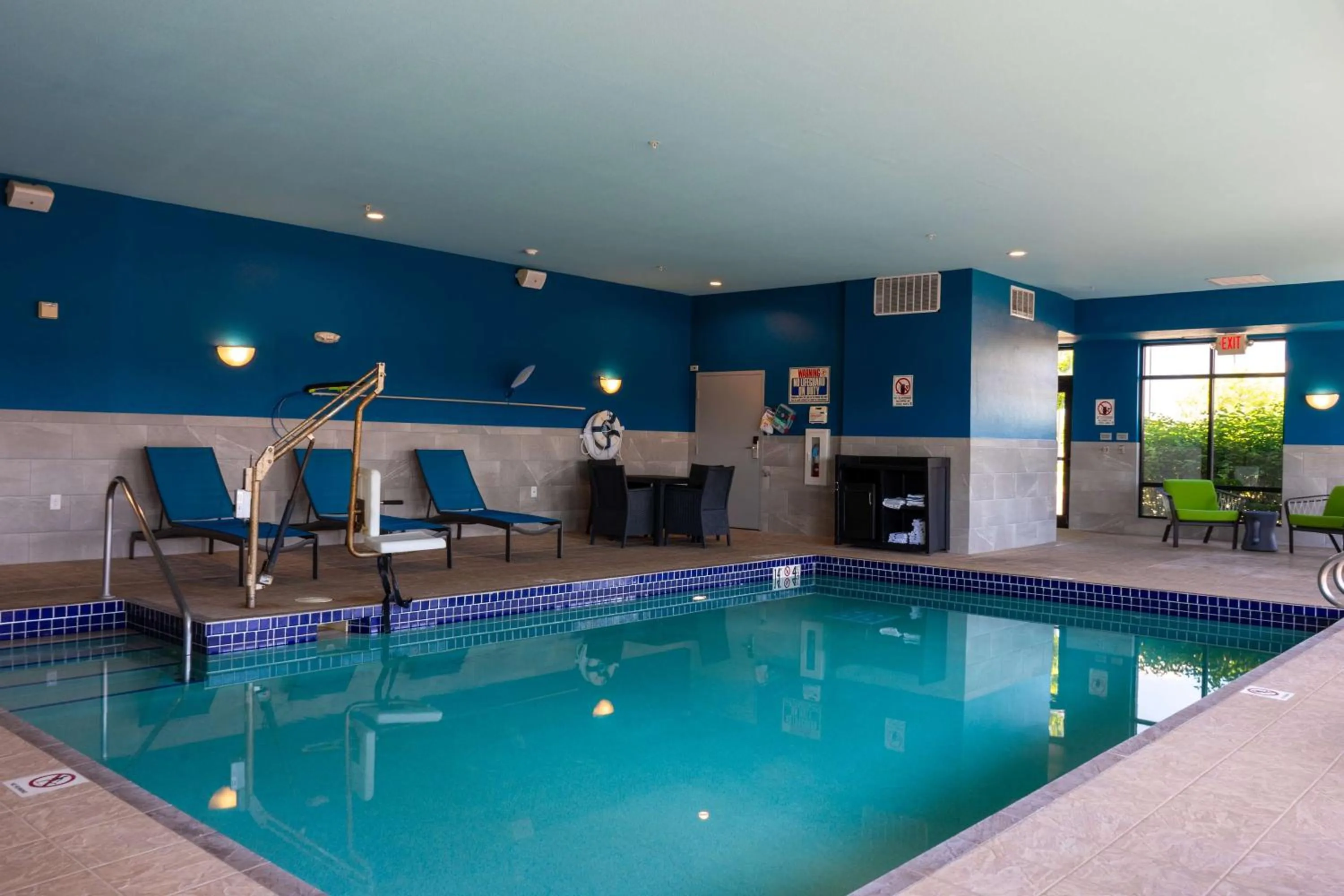 Pool view in Hampton Inn Elkhorn Lake Geneva Area