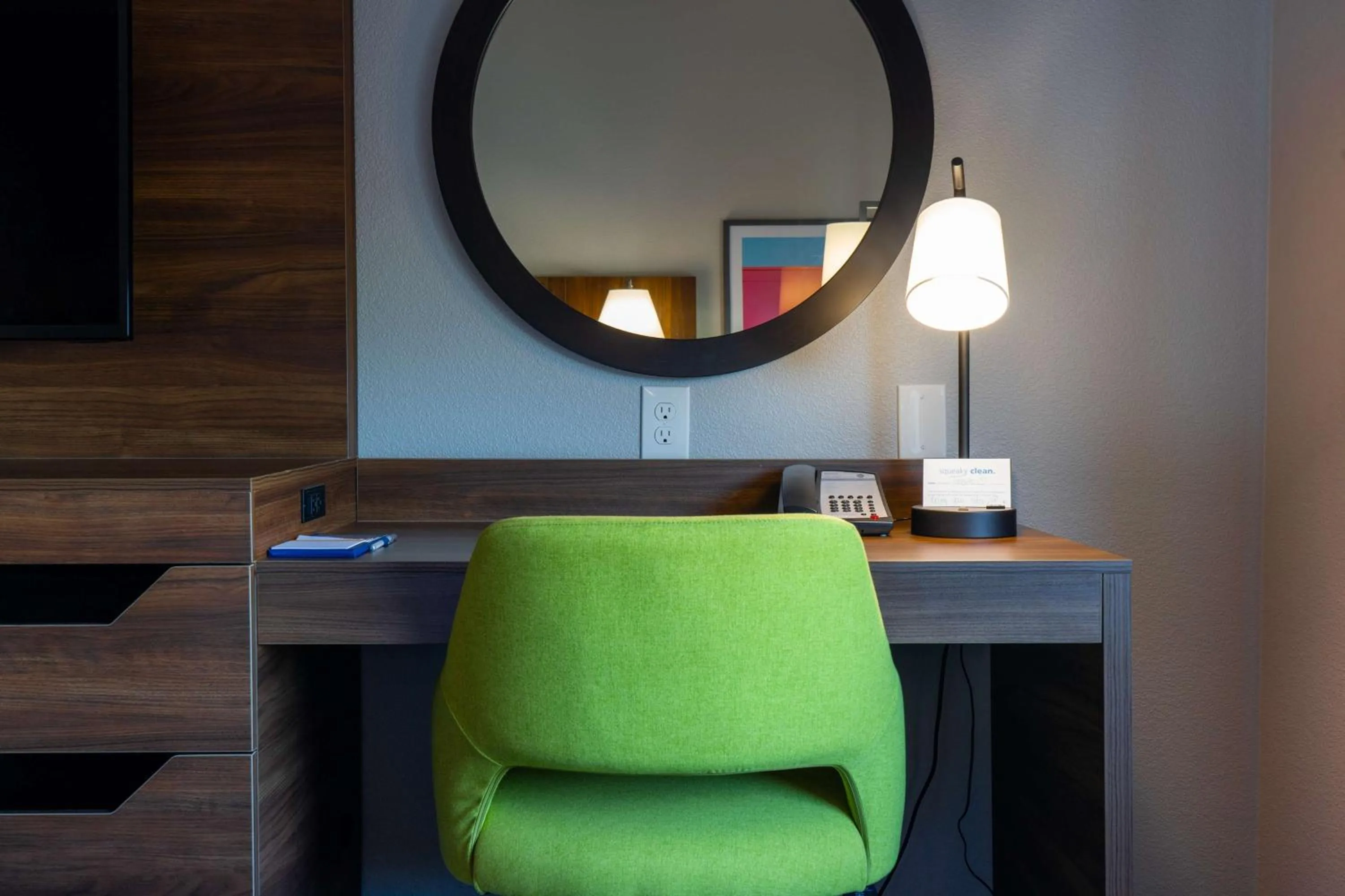 Bedroom in Hampton Inn Elkhorn Lake Geneva Area