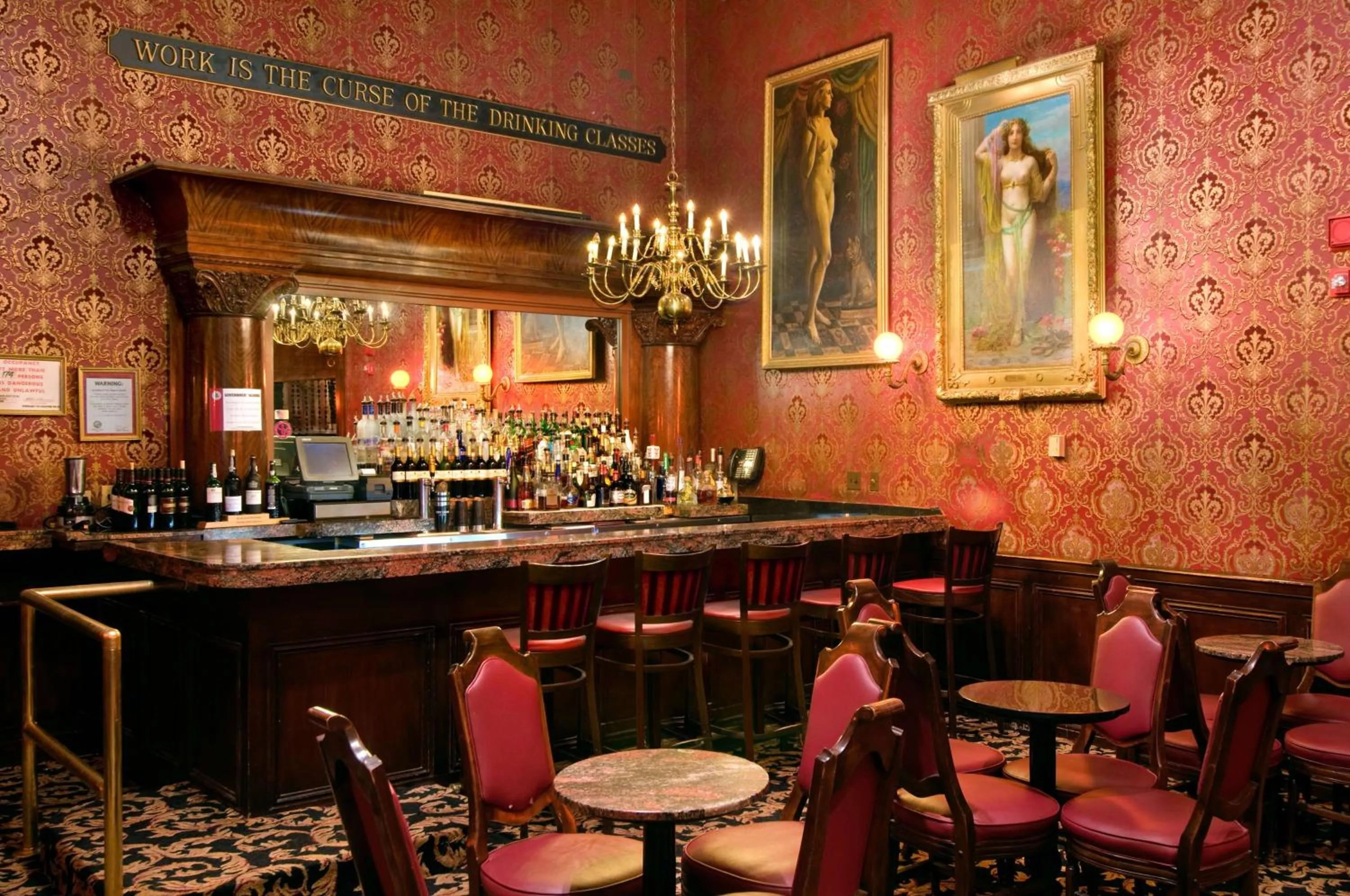 Lounge or bar in Hilton Chicago O'Hare Airport