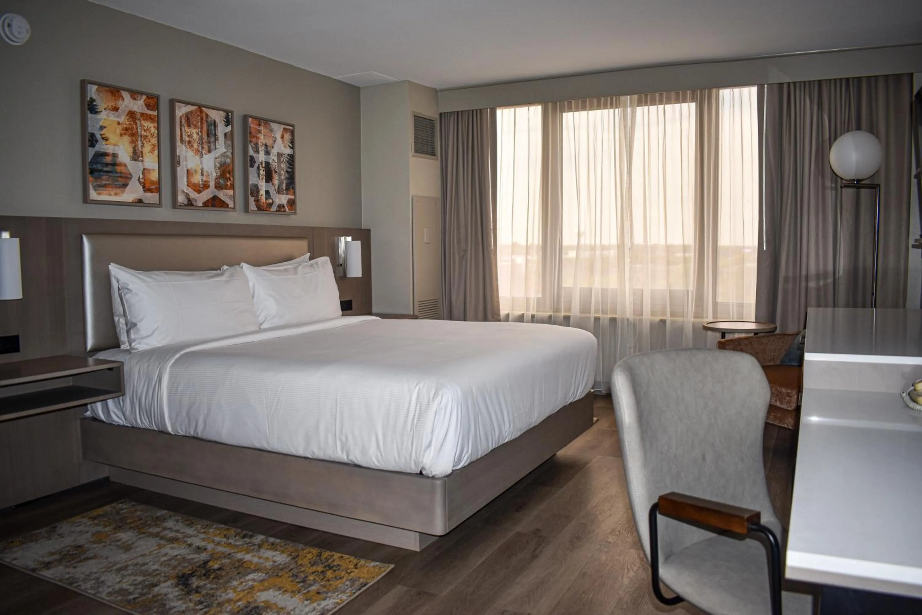 Bedroom, Bed in DoubleTree by Hilton Chicago - Oak Brook
