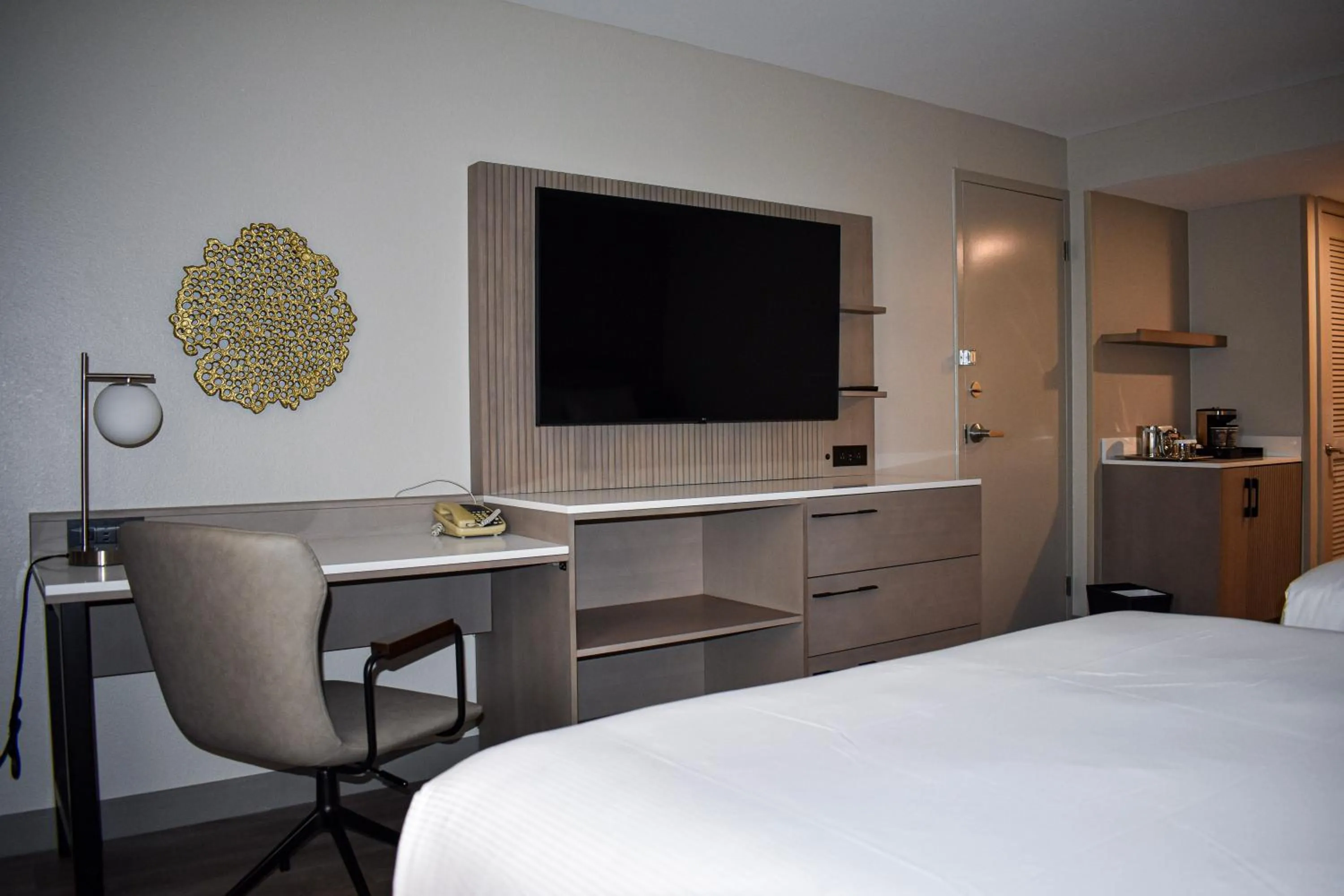 Bedroom, Bed in DoubleTree by Hilton Chicago - Oak Brook