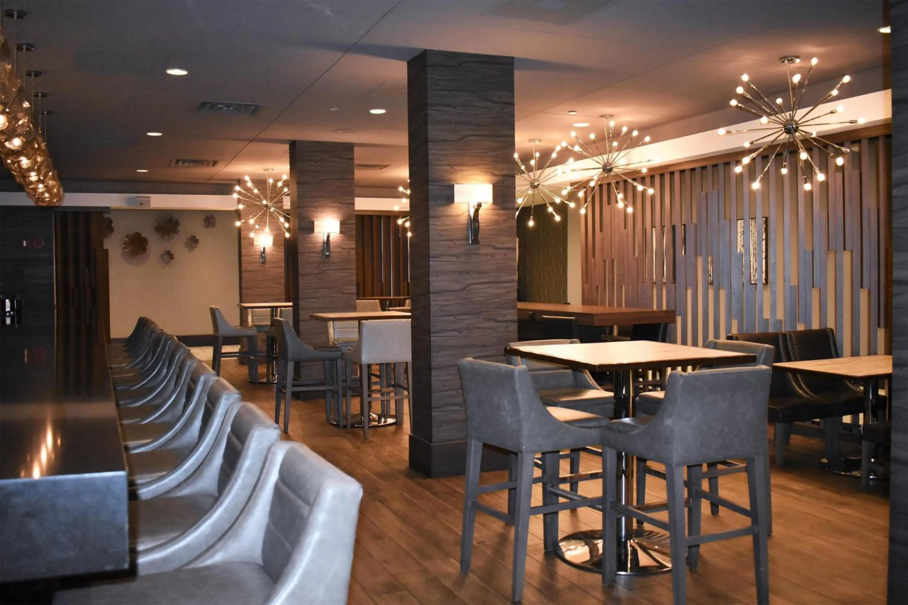 Lounge or bar in DoubleTree by Hilton Chicago - Oak Brook