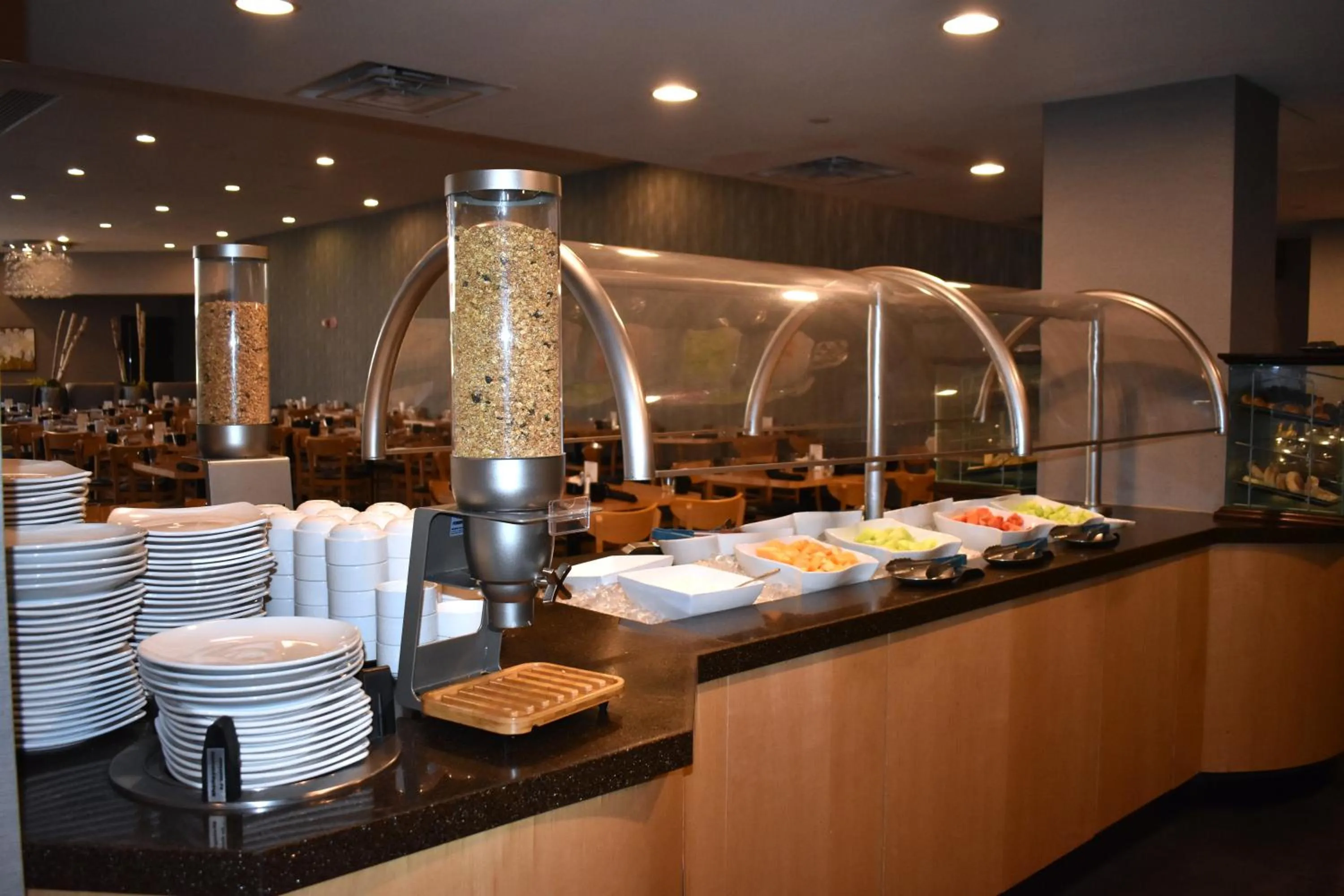 Dining area in DoubleTree by Hilton Chicago - Oak Brook