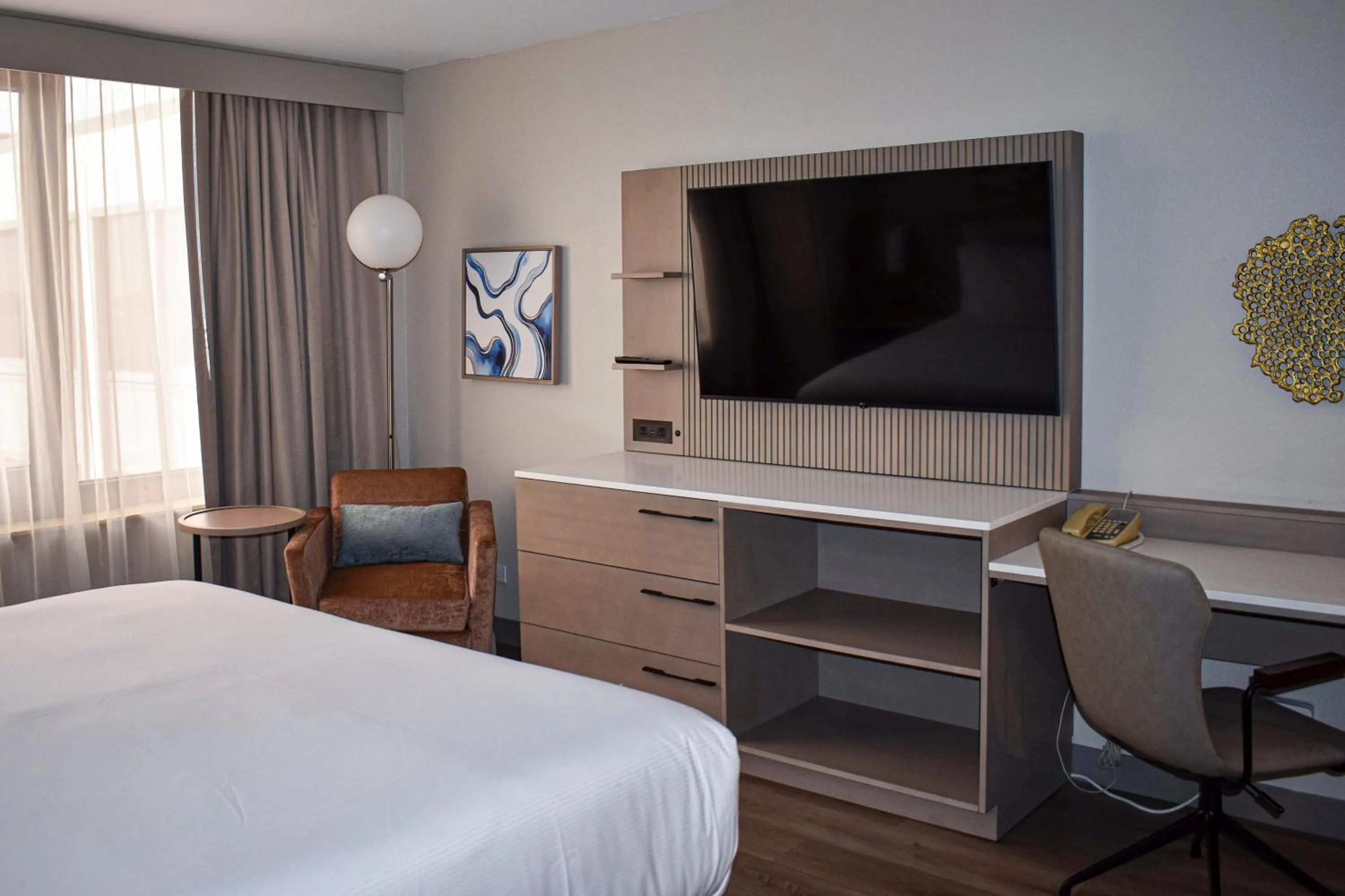 Bedroom, Bed in DoubleTree by Hilton Chicago - Oak Brook