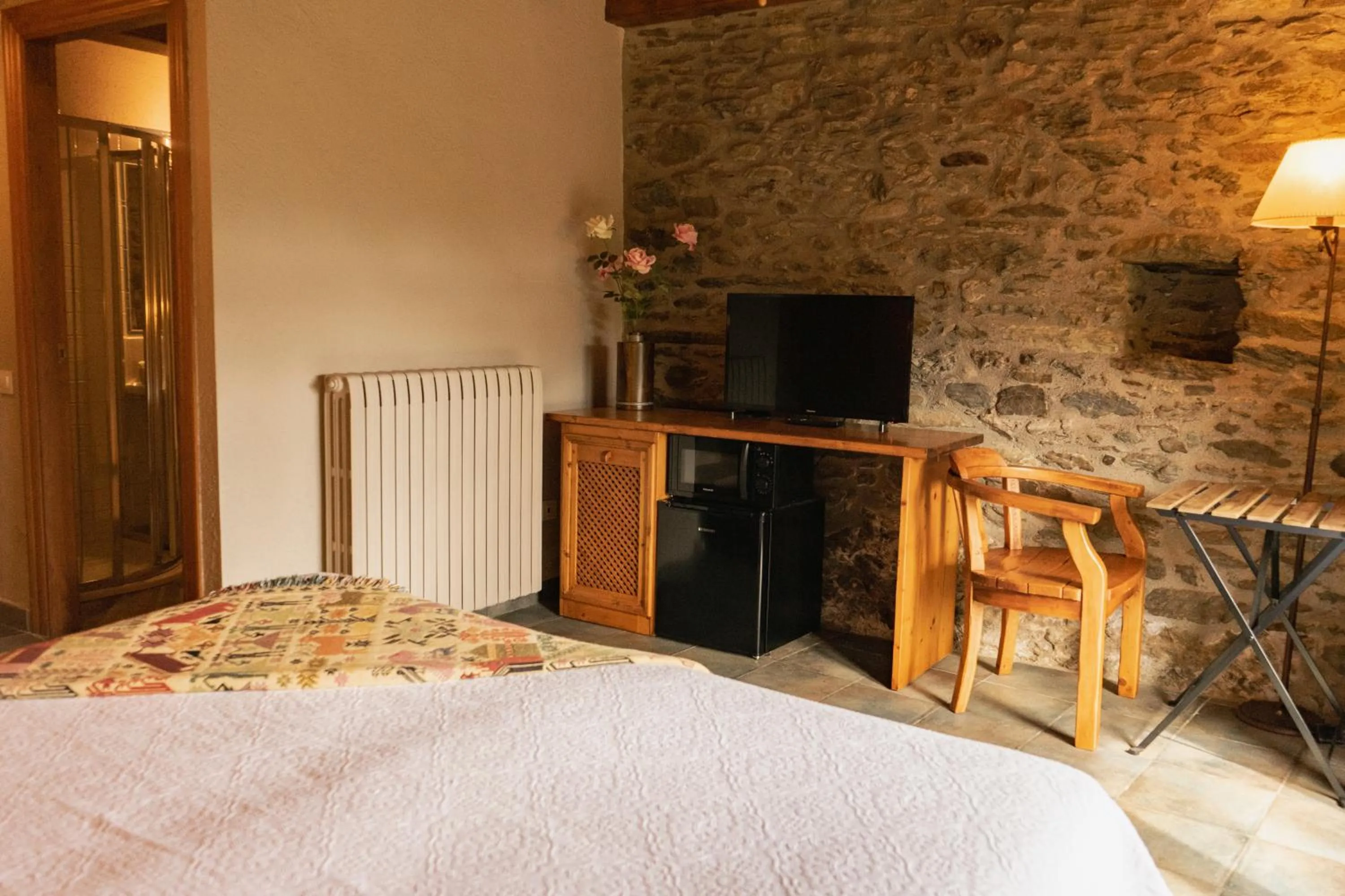 minibar, Bed in Mas D'en Roqueta