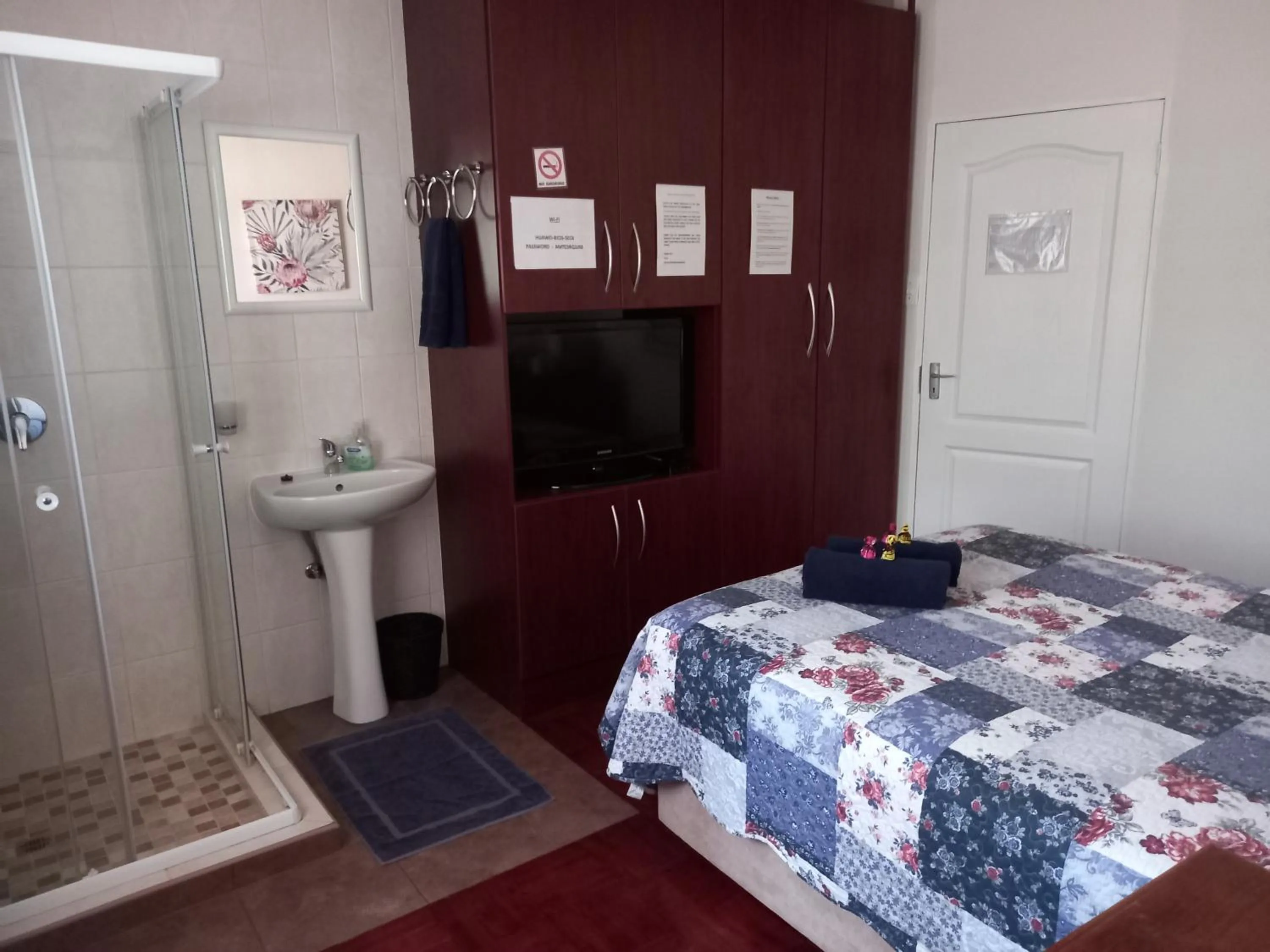 Photo of the whole room, Bed in White Rose Guest House